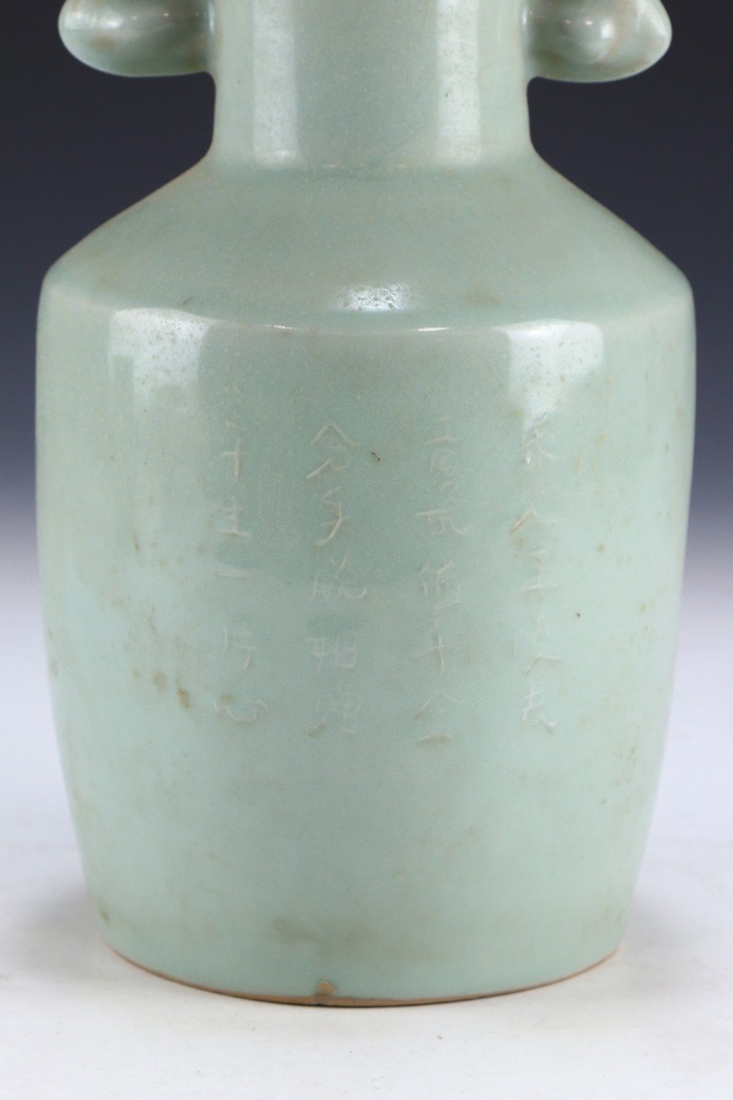 A CHINESE ANTIQUE CELADON GLAZED PORCELAIN VASE, SONG DYNASTY