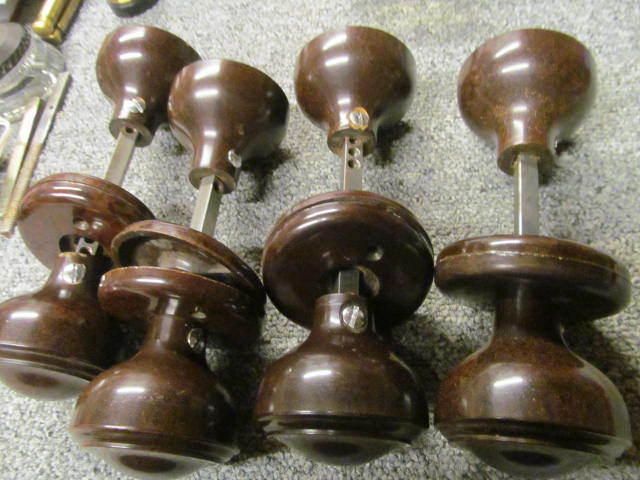 4  Pairs of ORIGINAL LARGE BAKELITE DOOR KNOBS/HANDLES & BACKPLATES  -BK555--