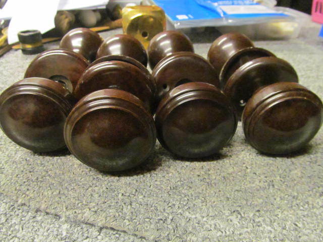 4  Pairs of ORIGINAL LARGE BAKELITE DOOR KNOBS/HANDLES & BACKPLATES  -BK555--