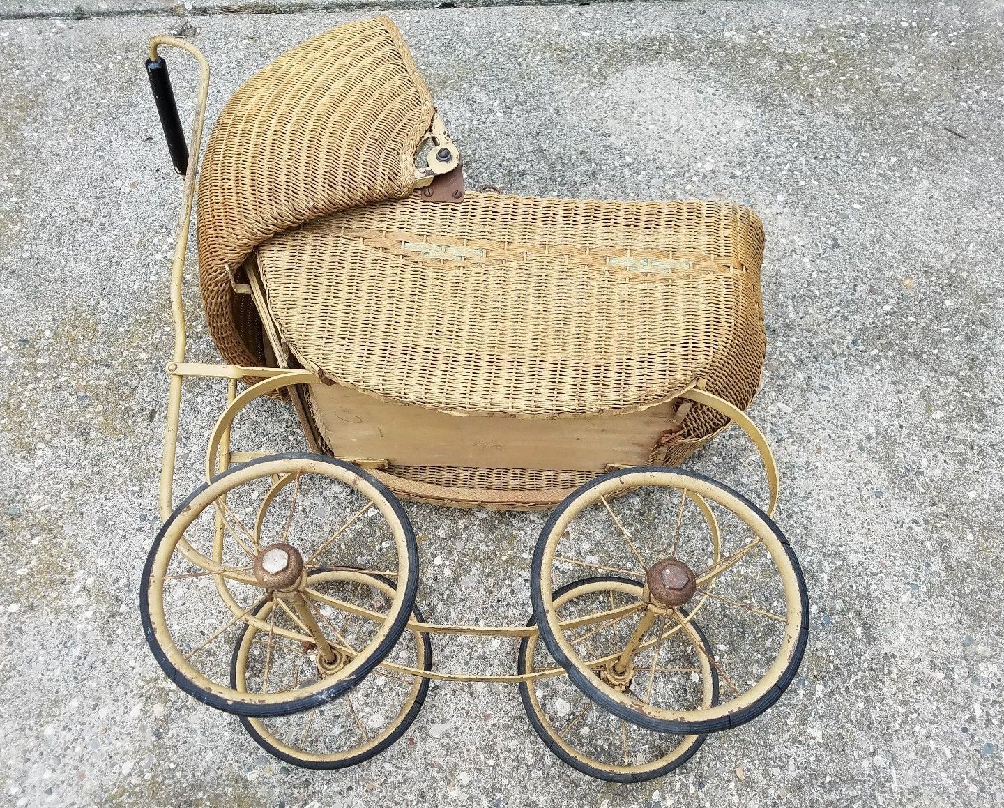 Antique wicker baby carriage/ stroller