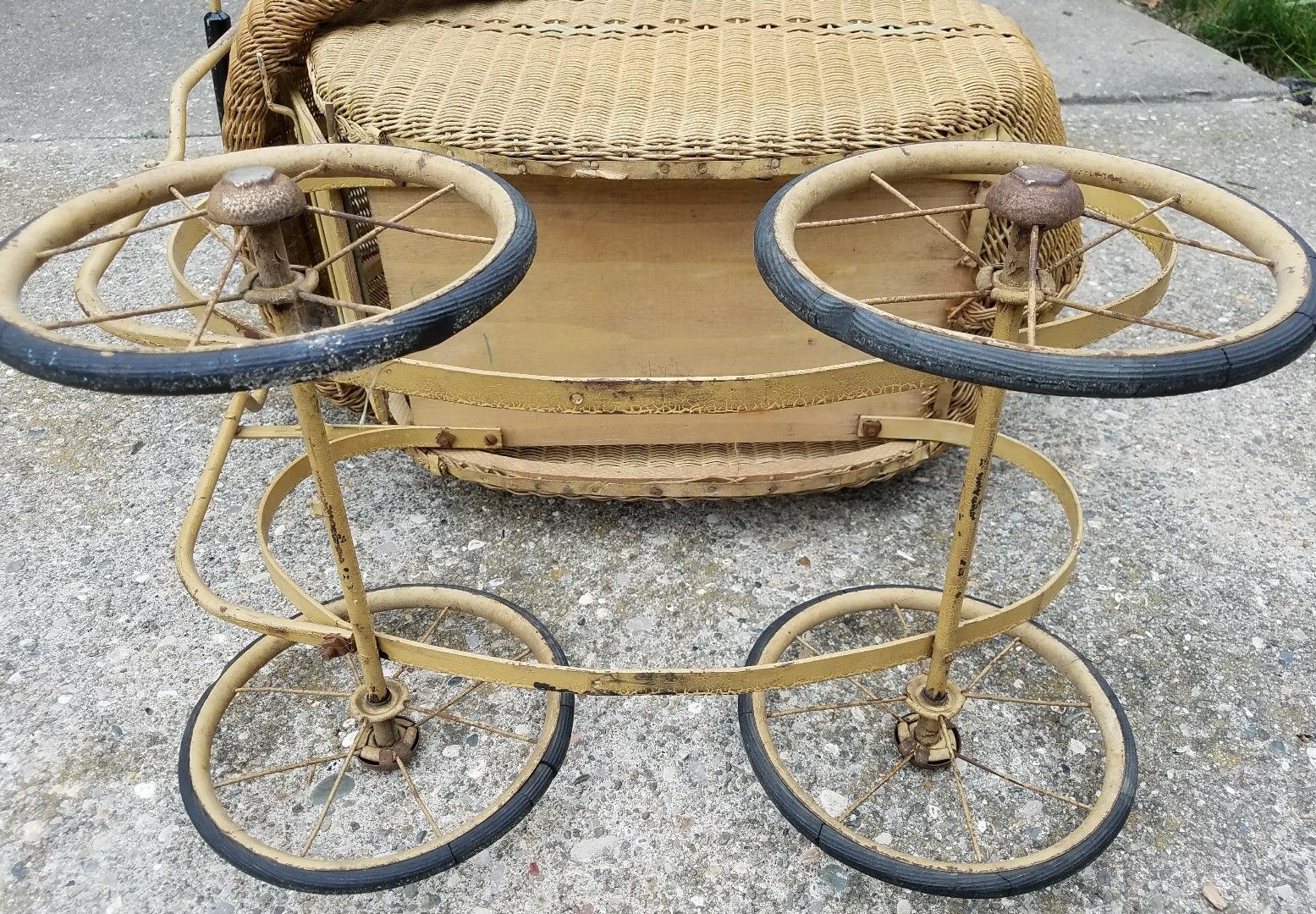 Antique wicker baby carriage/ stroller