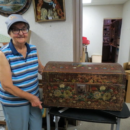 early 1800  hand painted German like TRUNK  dovetail corners RARE folk art WORN