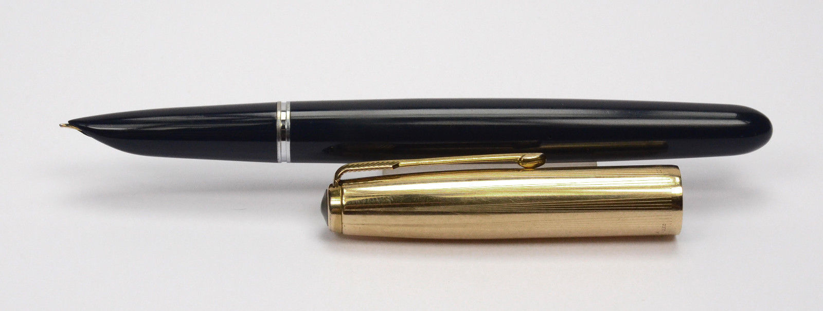 PARKER 51 Dark Blue & Gold Vintage Fountain Pen USA 1950's EF Nib