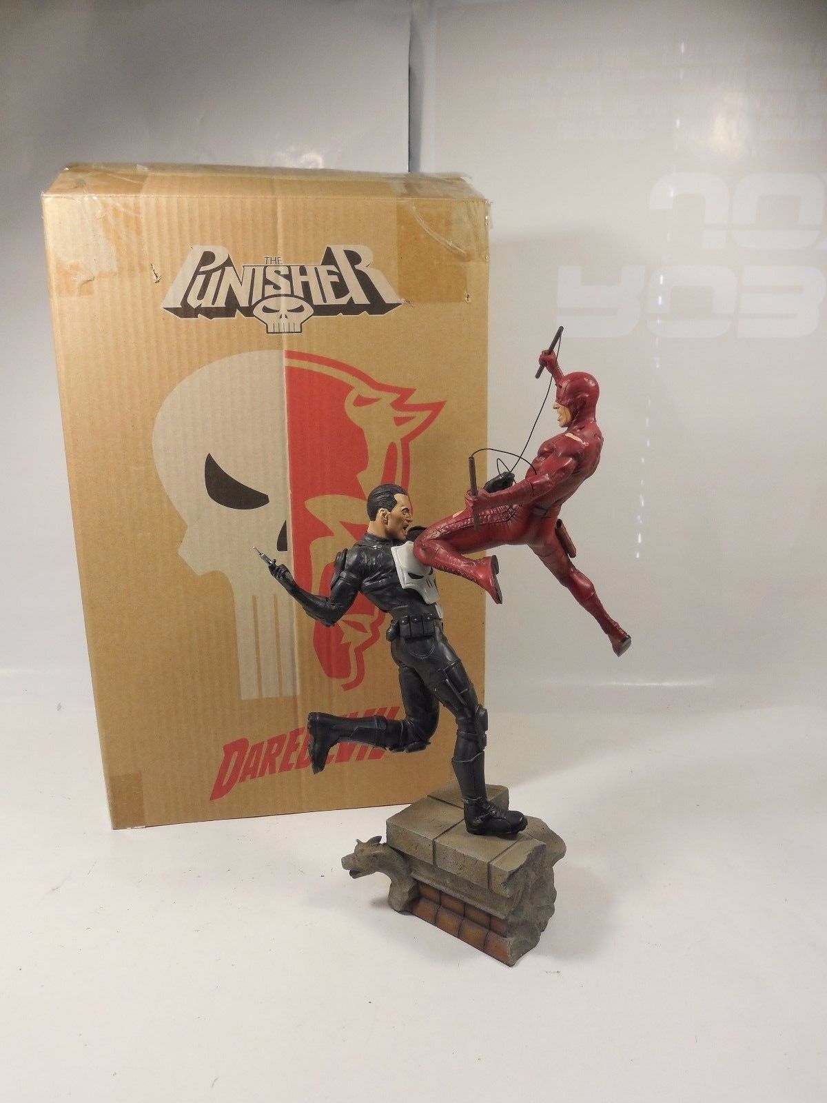 SIDESHOW EXCLUSIVE MARVEL COMICS MODERN PUNISHER VS. DAREDEVIL STATUE #209/300