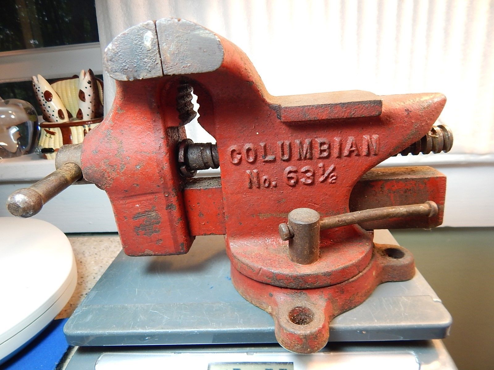 Vintage Columbia Red Arrow No.63 1/2 swivel Bench vise with Flat-Top Anvil