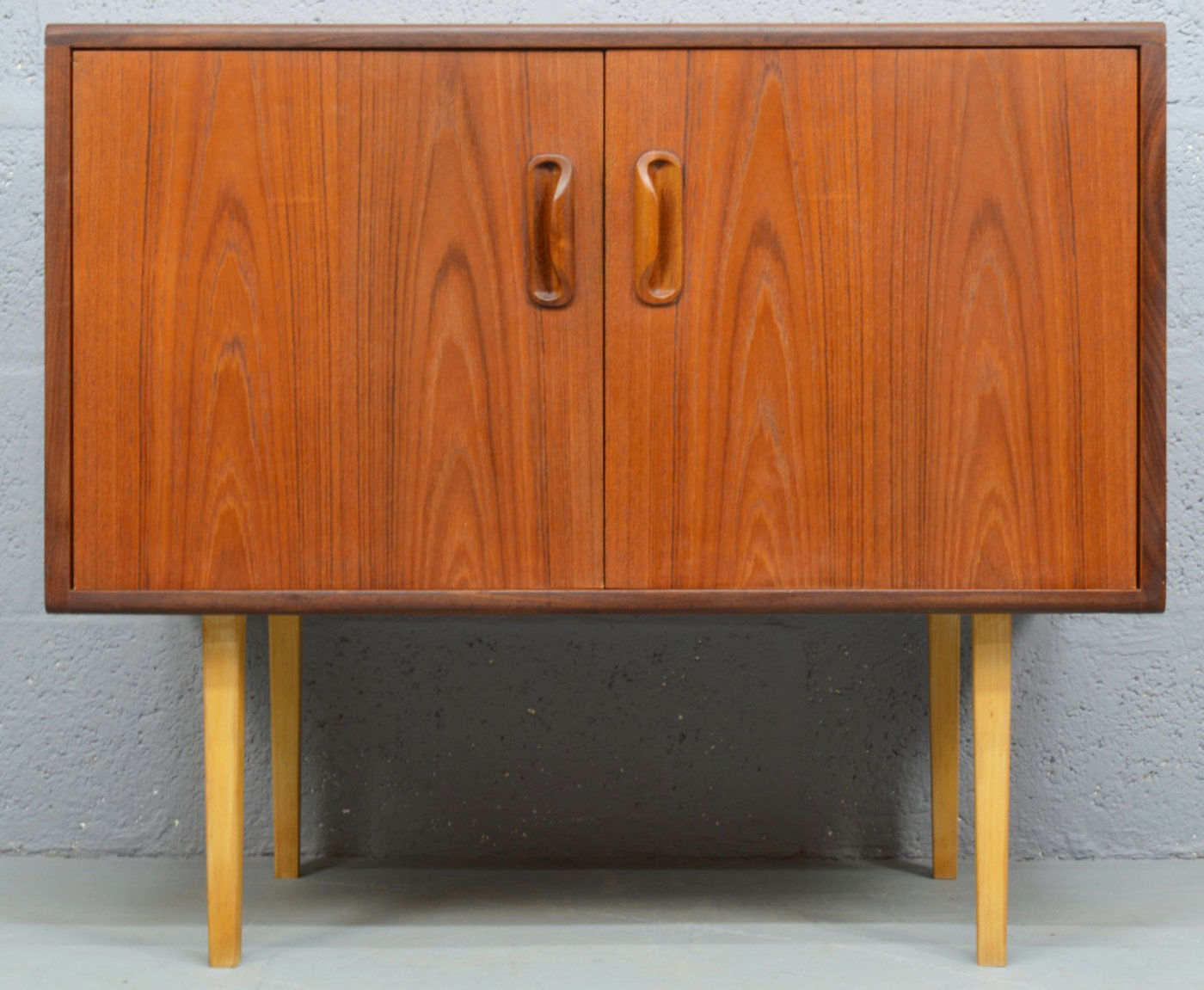 Retro Vintage Mid Century Danish Style Teak LP Cabinet/Cupboard by G-Plan