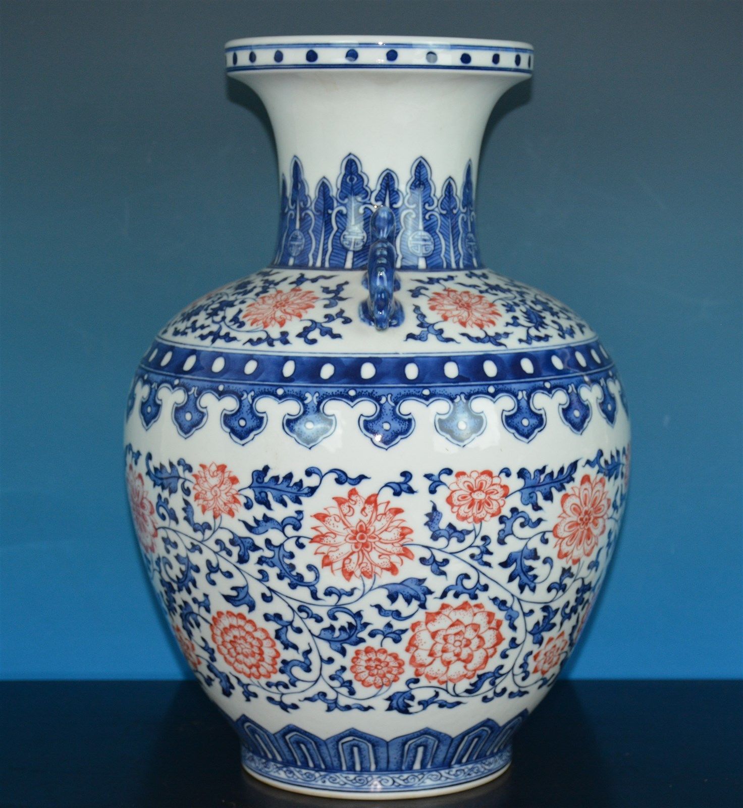 FINE LARGE CHINESE BLUE AND WHITE PORCELAIN VASE MARKED QIANLONG L7192