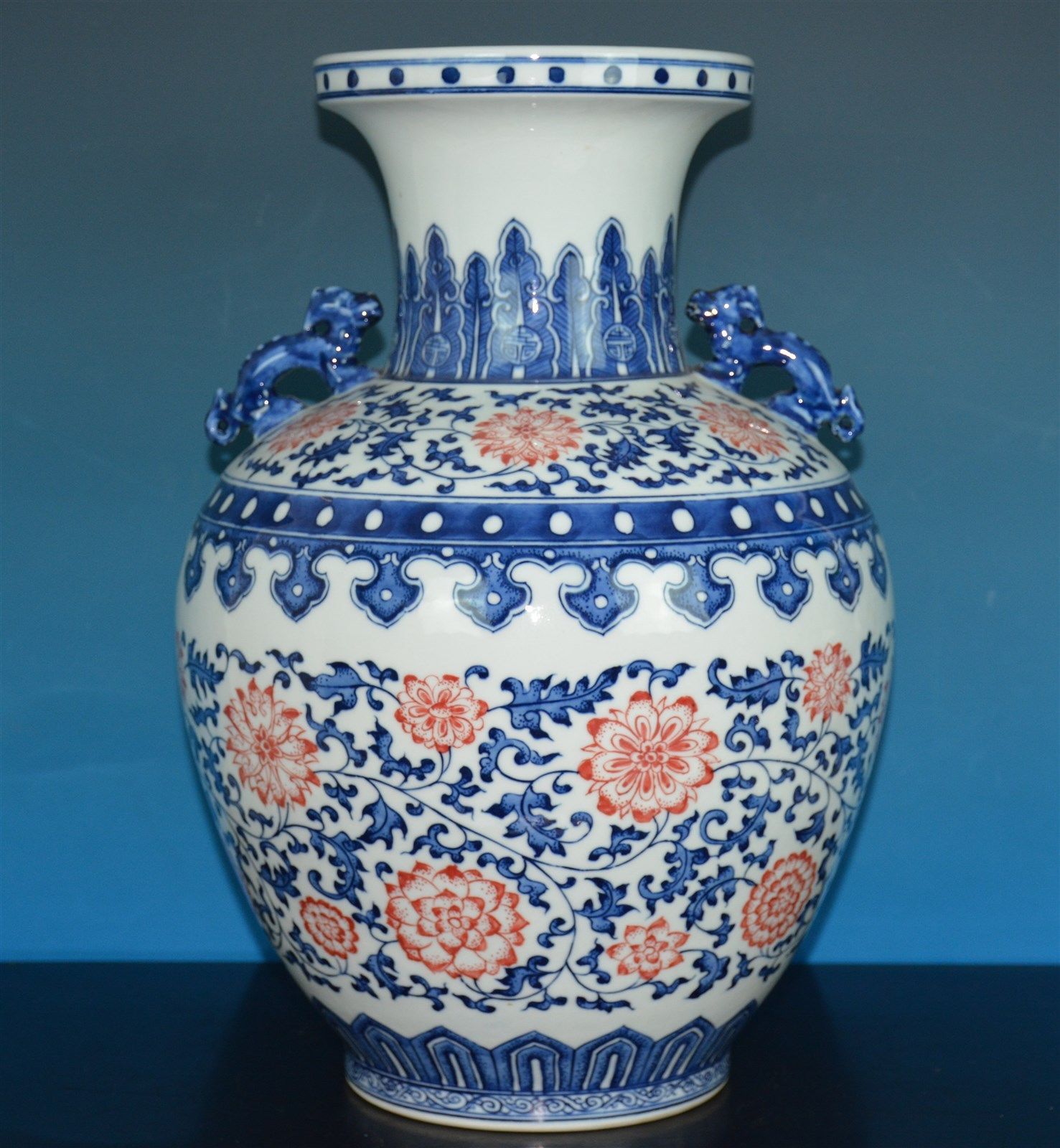 FINE LARGE CHINESE BLUE AND WHITE PORCELAIN VASE MARKED QIANLONG L7192