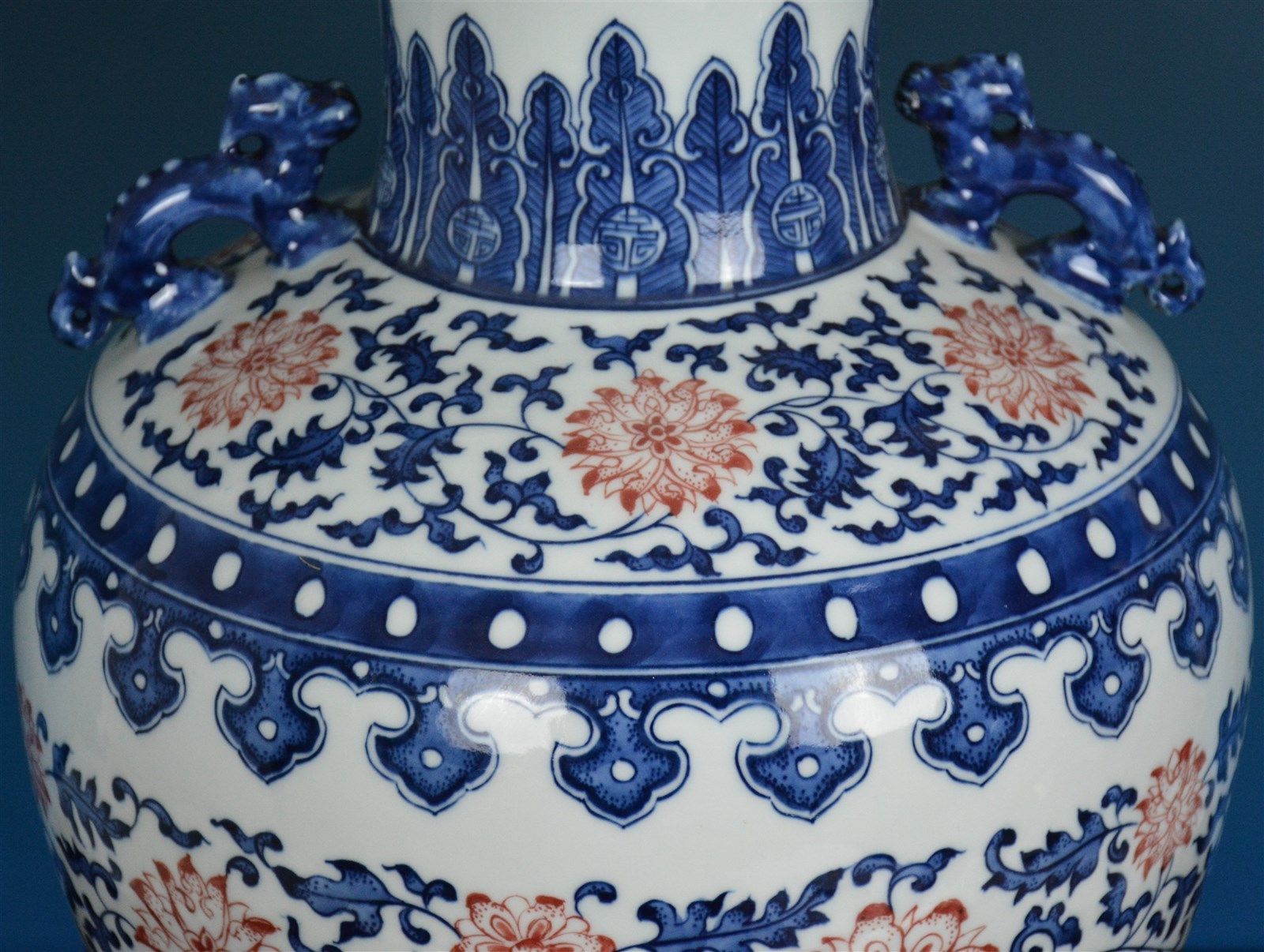 FINE LARGE CHINESE BLUE AND WHITE PORCELAIN VASE MARKED QIANLONG L7192