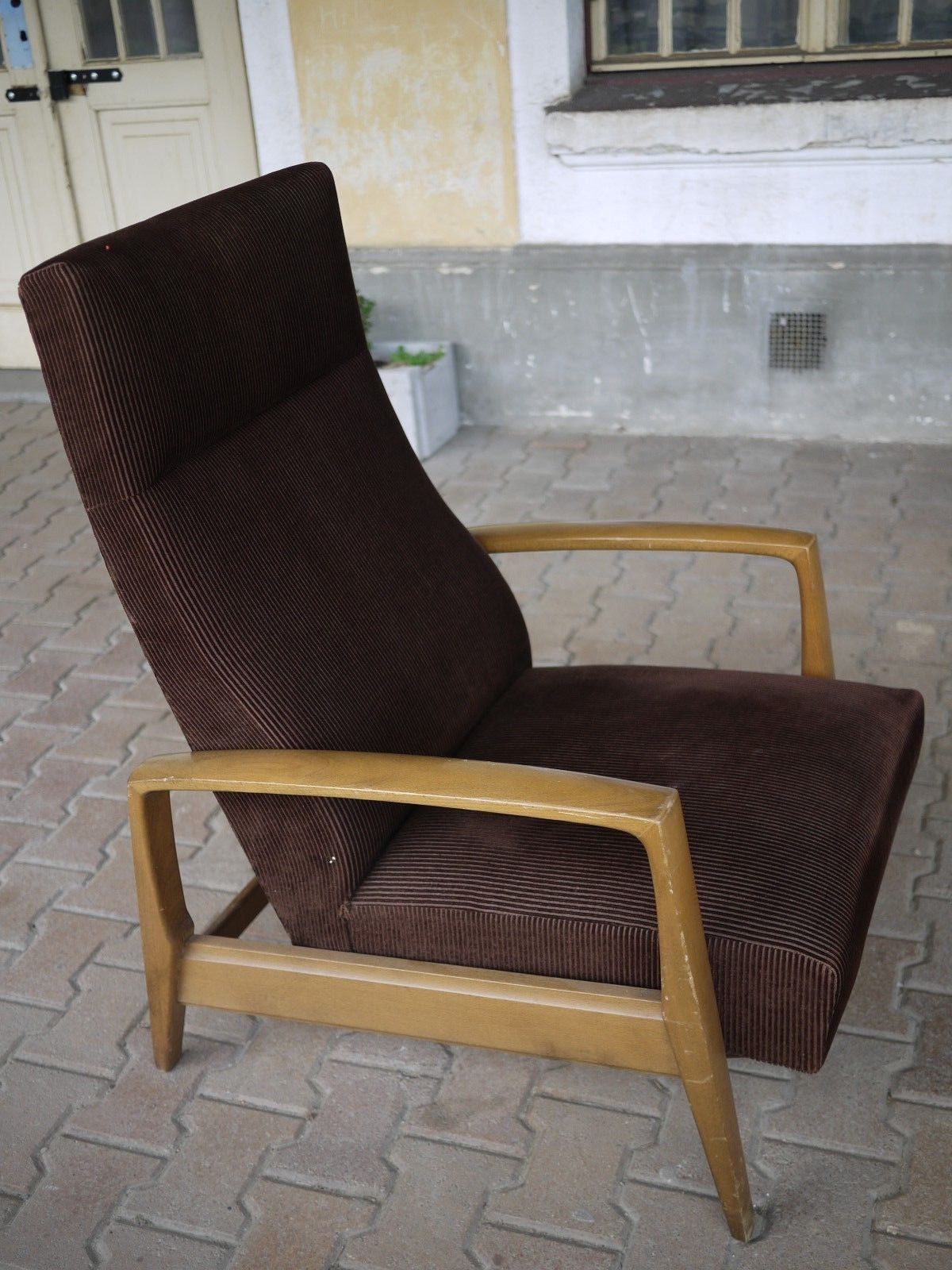 very cool Danish Style Vintage lounge Chair