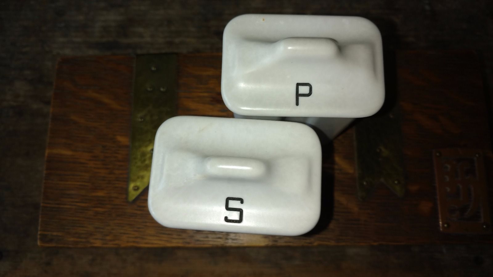 * VINTAGE O'KEEFE & MERRITT STOVE PARTS * SALT AND PEPPER SHAKERS 1940'S -1950'S