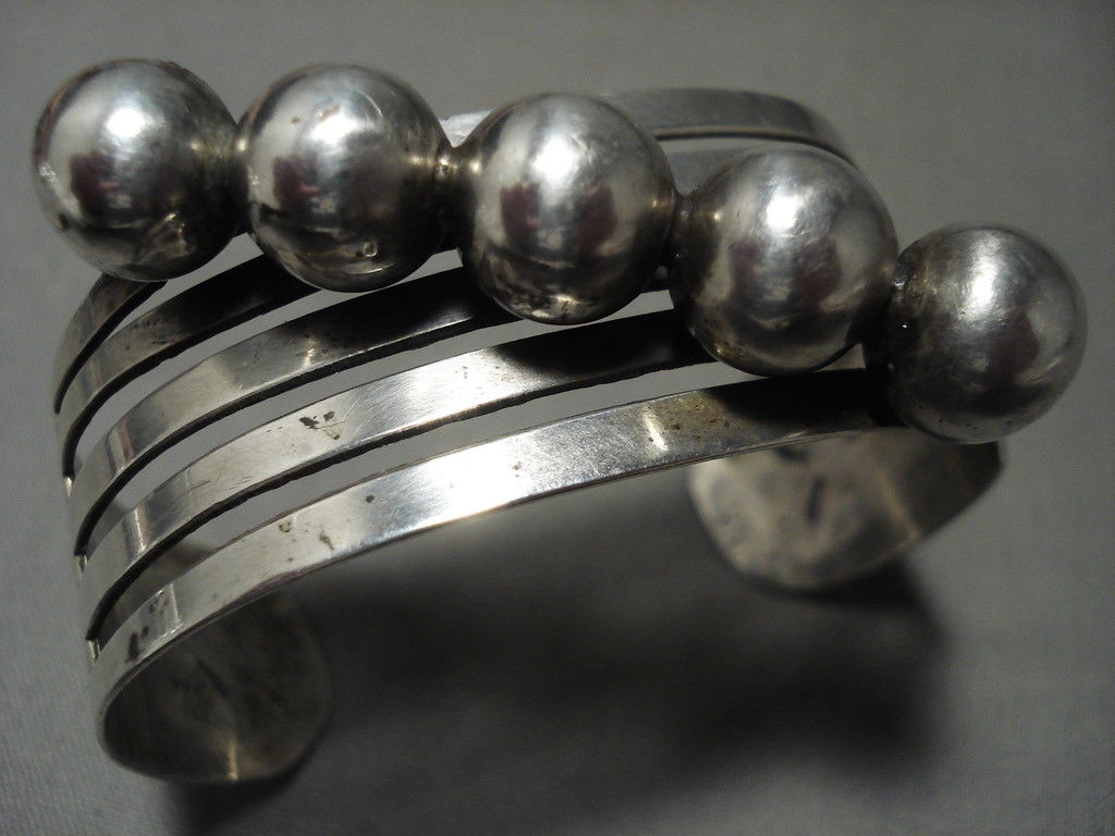 EARLY 1930'S VINTAGE NAVAJO HAND WROUGHT SILVER BEAD BRACELET OLD