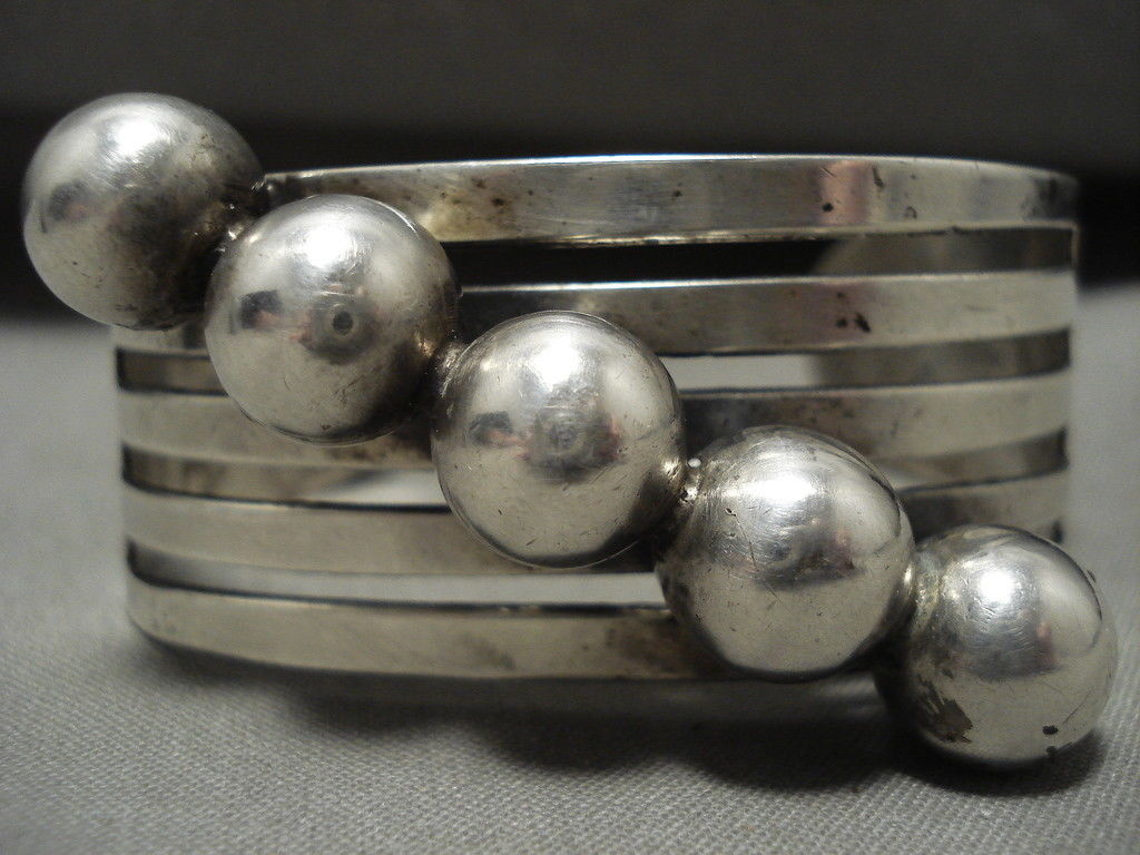 EARLY 1930'S VINTAGE NAVAJO HAND WROUGHT SILVER BEAD BRACELET OLD