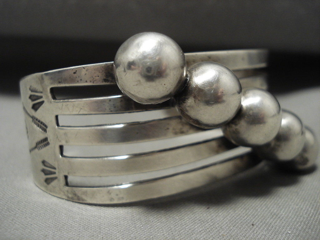 EARLY 1930'S VINTAGE NAVAJO HAND WROUGHT SILVER BEAD BRACELET OLD