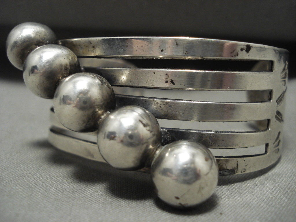 EARLY 1930'S VINTAGE NAVAJO HAND WROUGHT SILVER BEAD BRACELET OLD