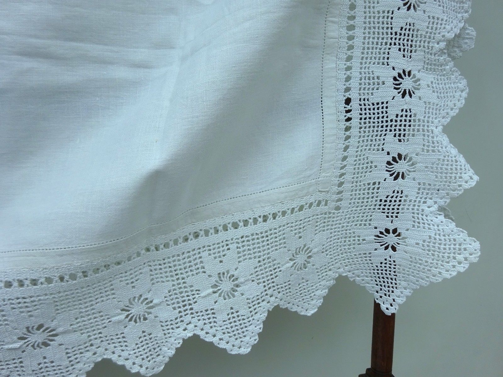 Pretty Heavy Linen Tablecloth Lace Trim Antique Vintage Banquet White