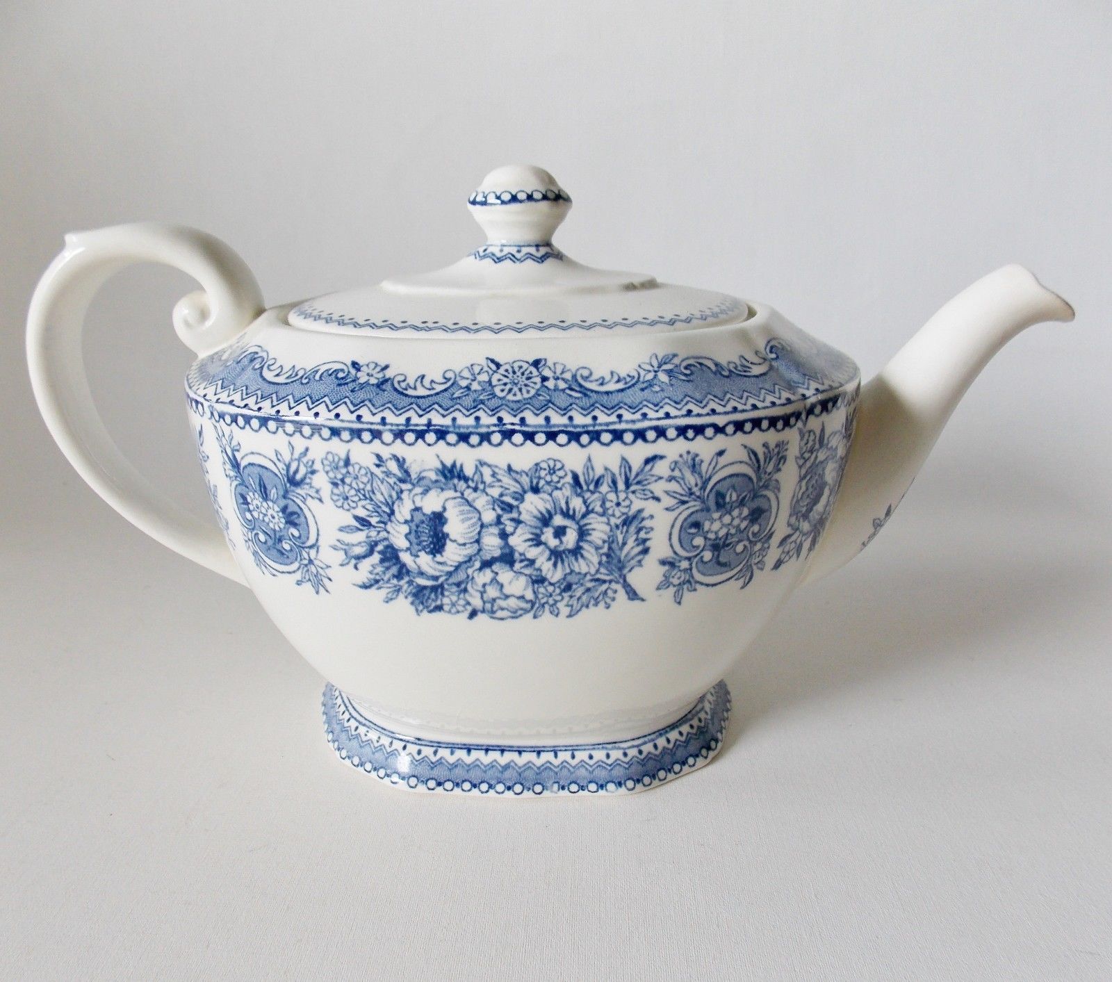 WEDGWOOD 'YALE' TEA SET BLUE AND WHITE CHINA ANTIQUE WEDGWOOD ETRURIA ENGLAND