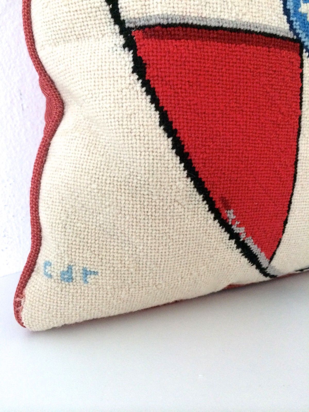 VTG ANTIQUE HANDMADE RED WOOL NEEDLEPOINT CREST PILLOW CUSHION TEXTILE ART 13"