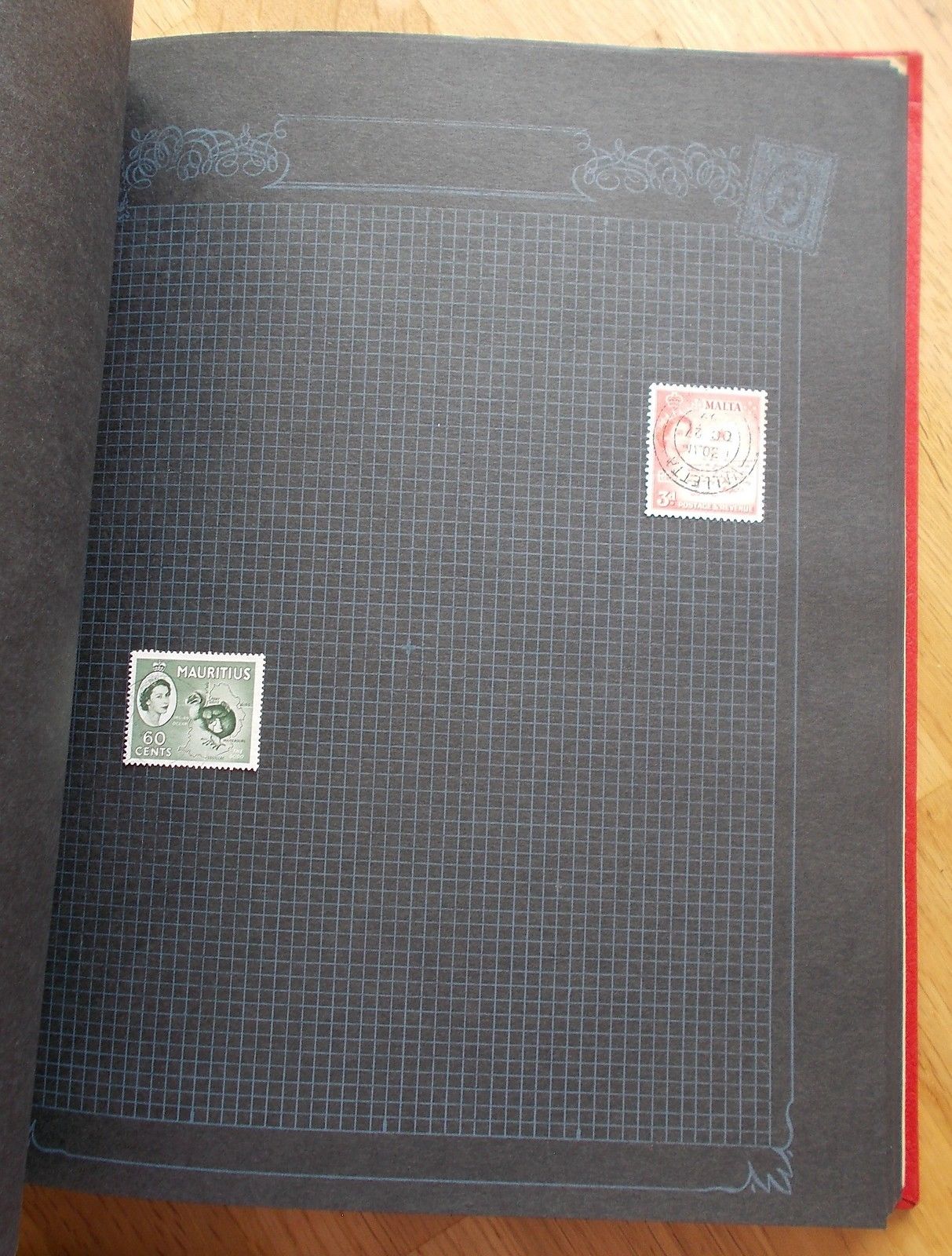 CLASSIC VINTAGE BARCLAYS SPRING BACK STAMP ALBUM WITH 80 BLACK LEAVES !!!!!!