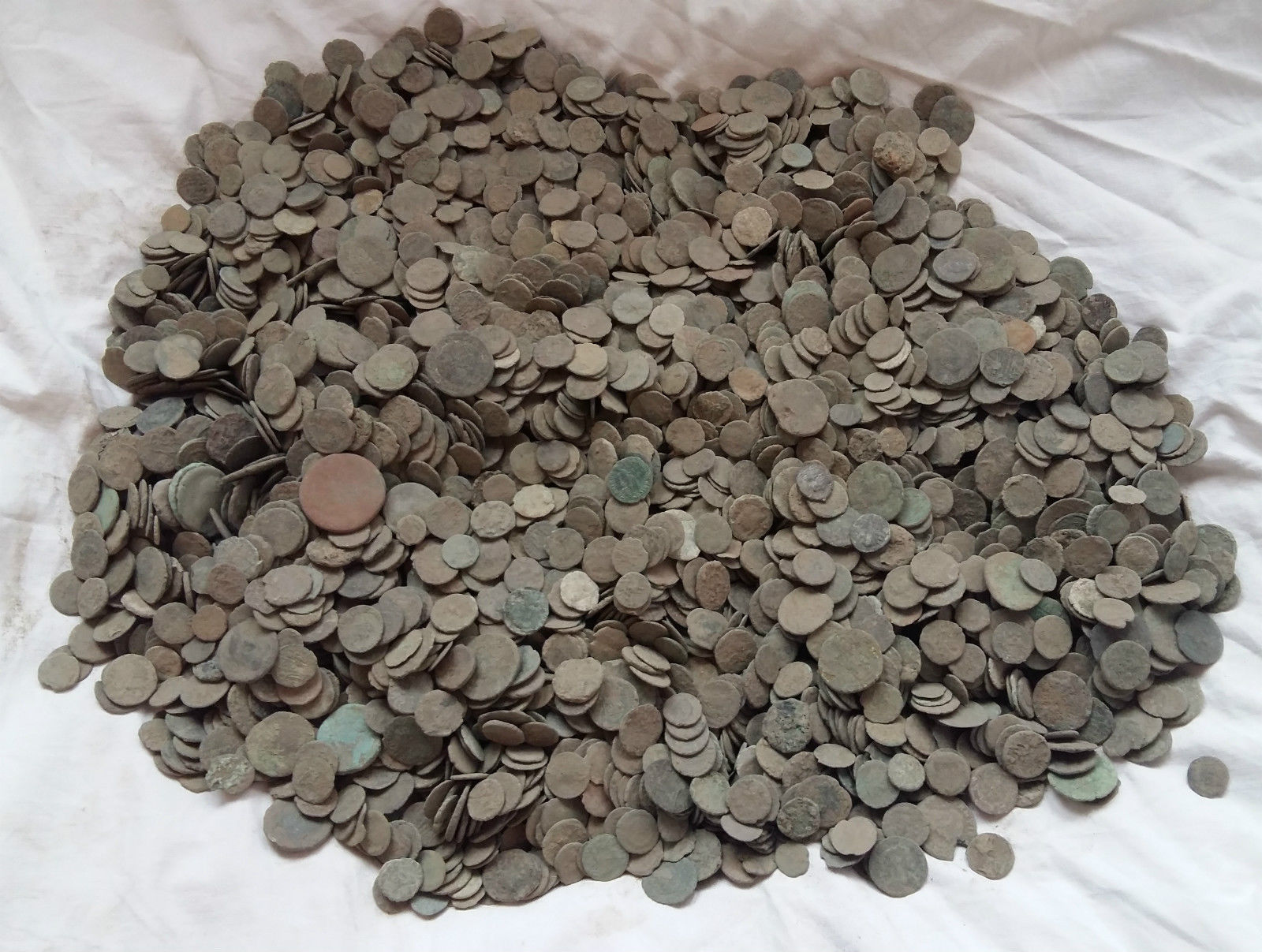 LOT OF 100 pcs UNCLEANED ROMAN COINS AE1, AE2, AE3 AND AE4