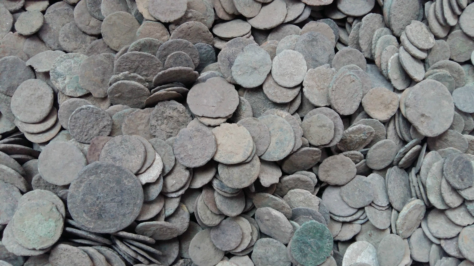 LOT OF 100 pcs UNCLEANED ROMAN COINS AE1, AE2, AE3 AND AE4