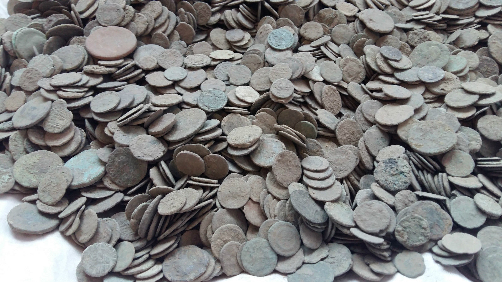 LOT OF 100 pcs UNCLEANED ROMAN COINS AE1, AE2, AE3 AND AE4