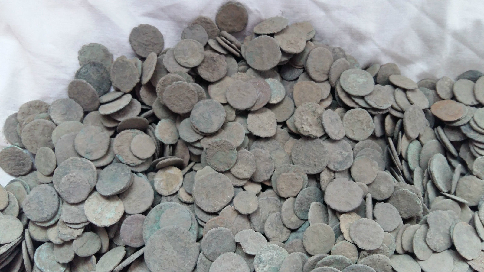 LOT OF 100 pcs UNCLEANED ROMAN COINS AE1, AE2, AE3 AND AE4