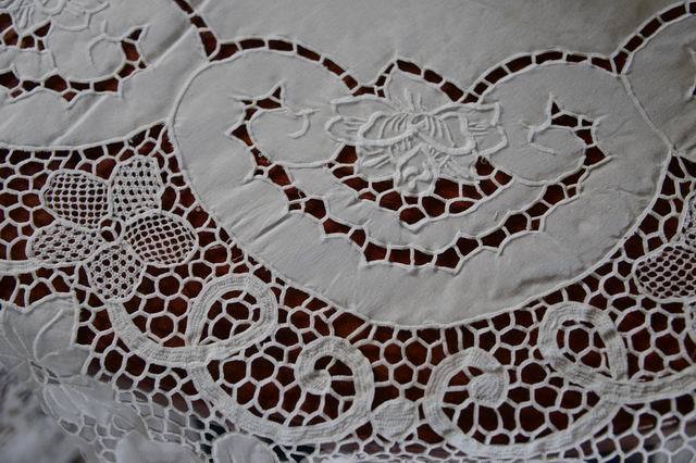 ALL HAND MADE VINTAGE VENICE LACE AND EMBROIDERY TABLECLOTH WHITE 72" ROUND