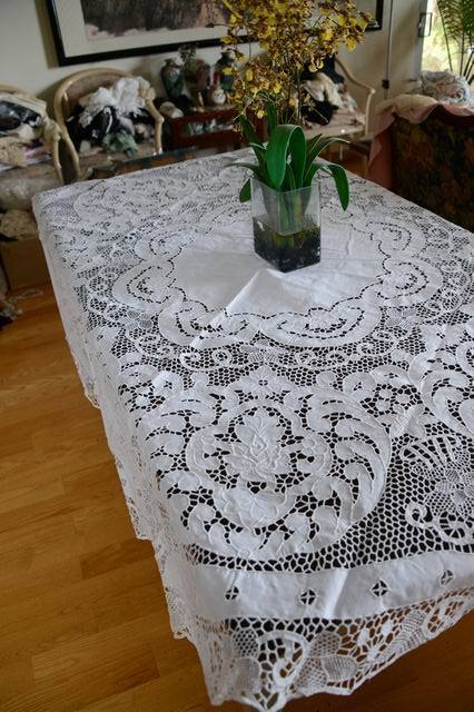 ALL HAND MADE VINTAGE VENICE LACE AND EMBROIDERY TABLECLOTH WHITE 72" ROUND