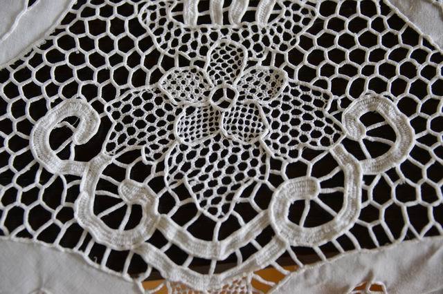 ALL HAND MADE VINTAGE VENICE LACE AND EMBROIDERY TABLECLOTH WHITE 72" ROUND