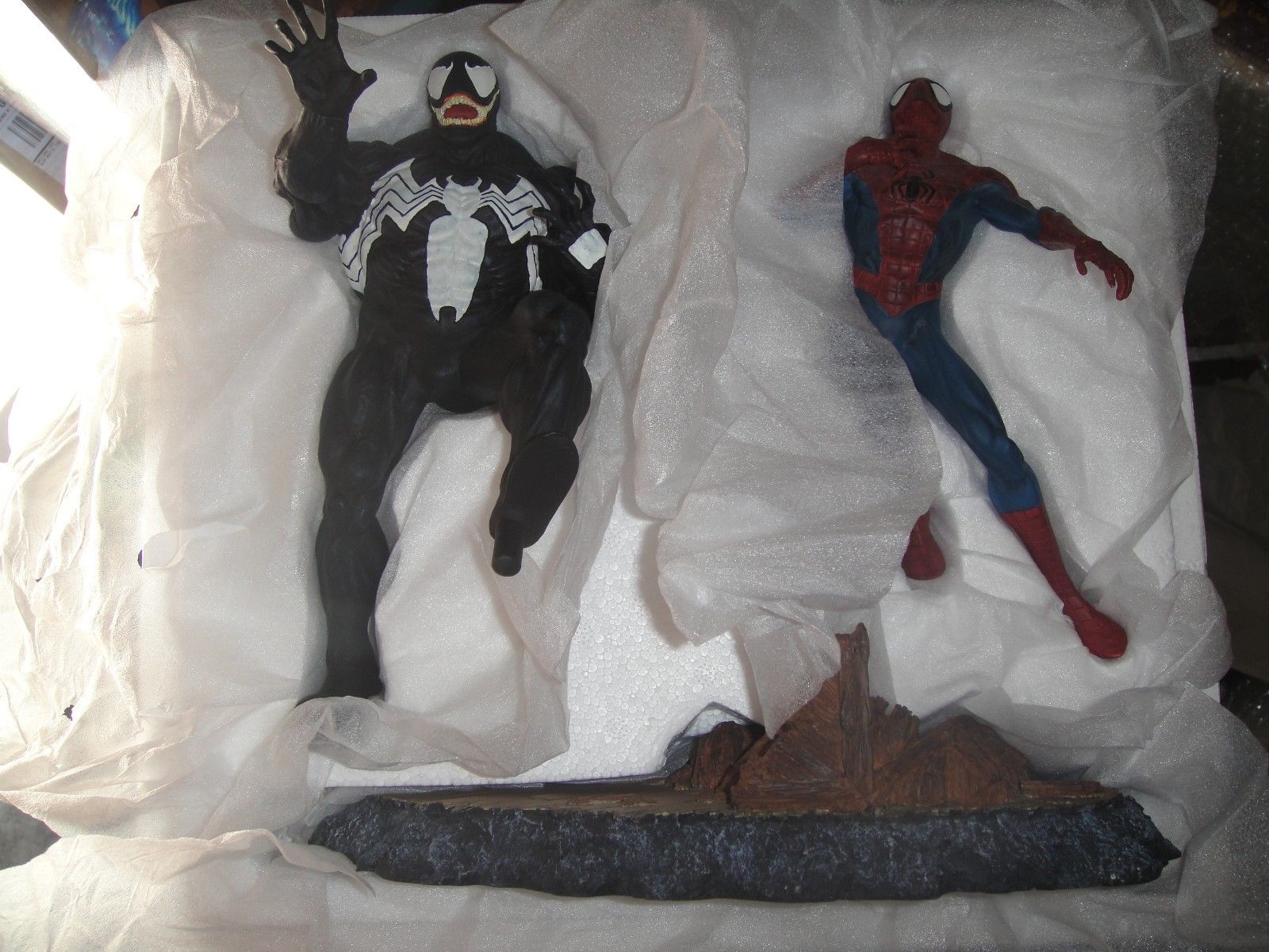 DYNAMICS FORCES AMAZING SPIDER-MAN vs VENOM 316 Diorama STATUE McFarlane  MARVEL