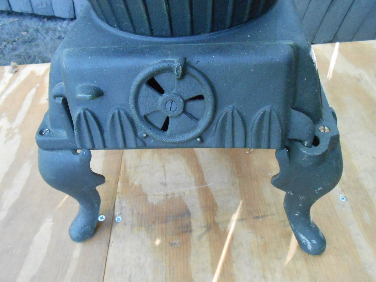 VINTAGE CAST IRON POT BELLY STOVE