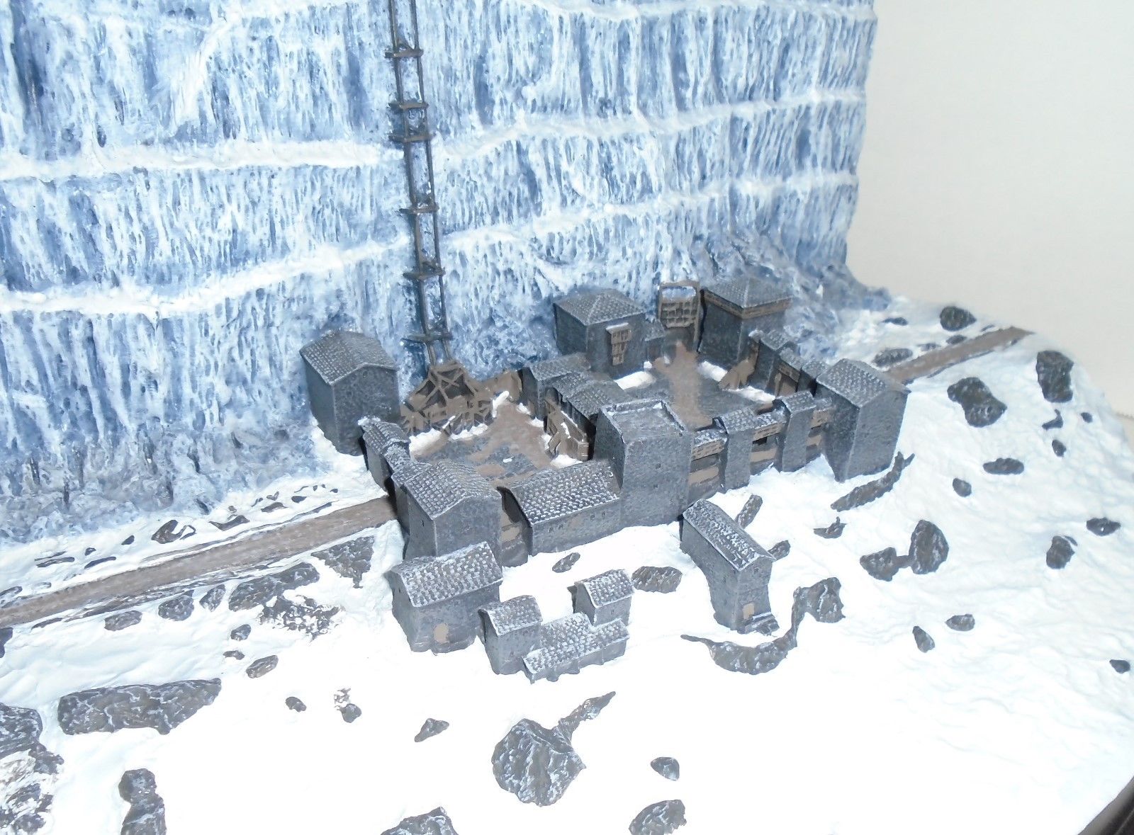 GAME OF THRONES "CASTLE BLACK AND THE WALL" Desktop sculpture NEW