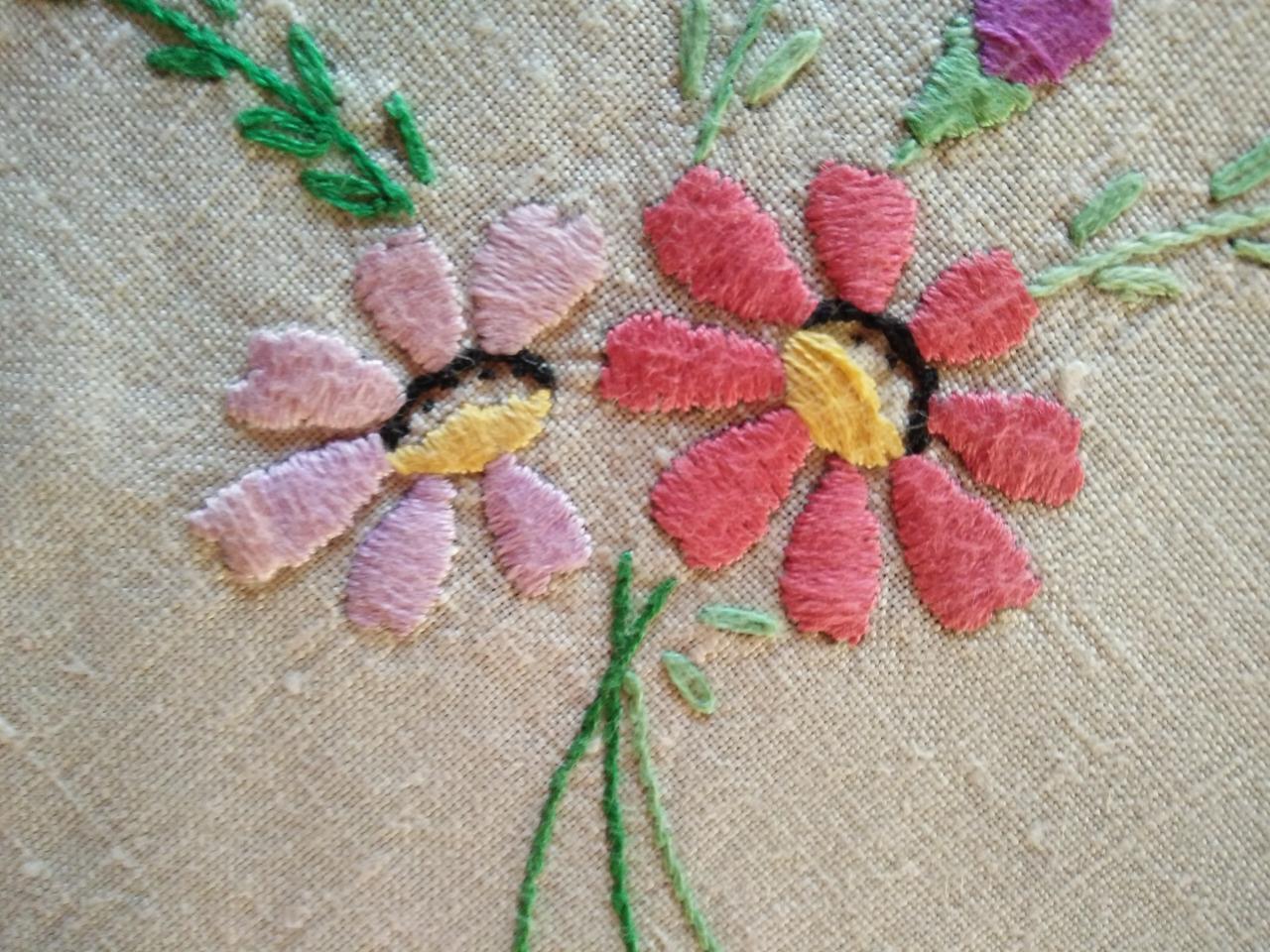 Gorgeous Vintage Hand Embroidered Tablecloth ~ Pink/Purple Daisy Flowers