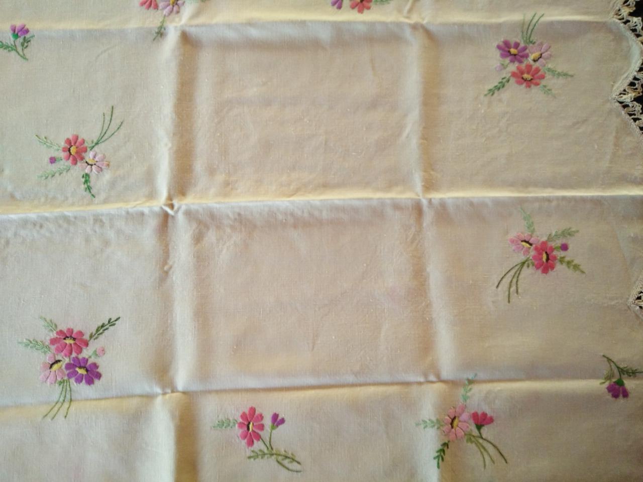 Gorgeous Vintage Hand Embroidered Tablecloth ~ Pink/Purple Daisy Flowers