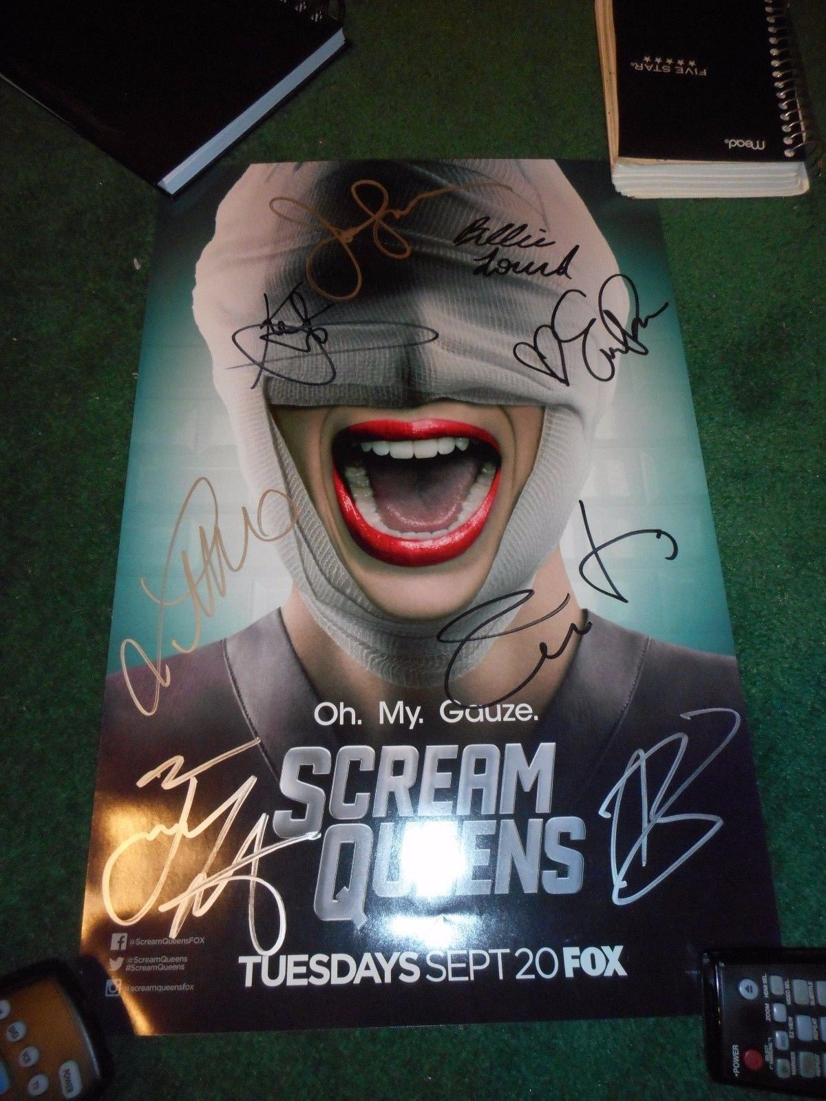 SCREAM QUEENS - 2016 SDCC 11" X 17" POSTER SIGNED BY CAST - EMMA ROBERTS