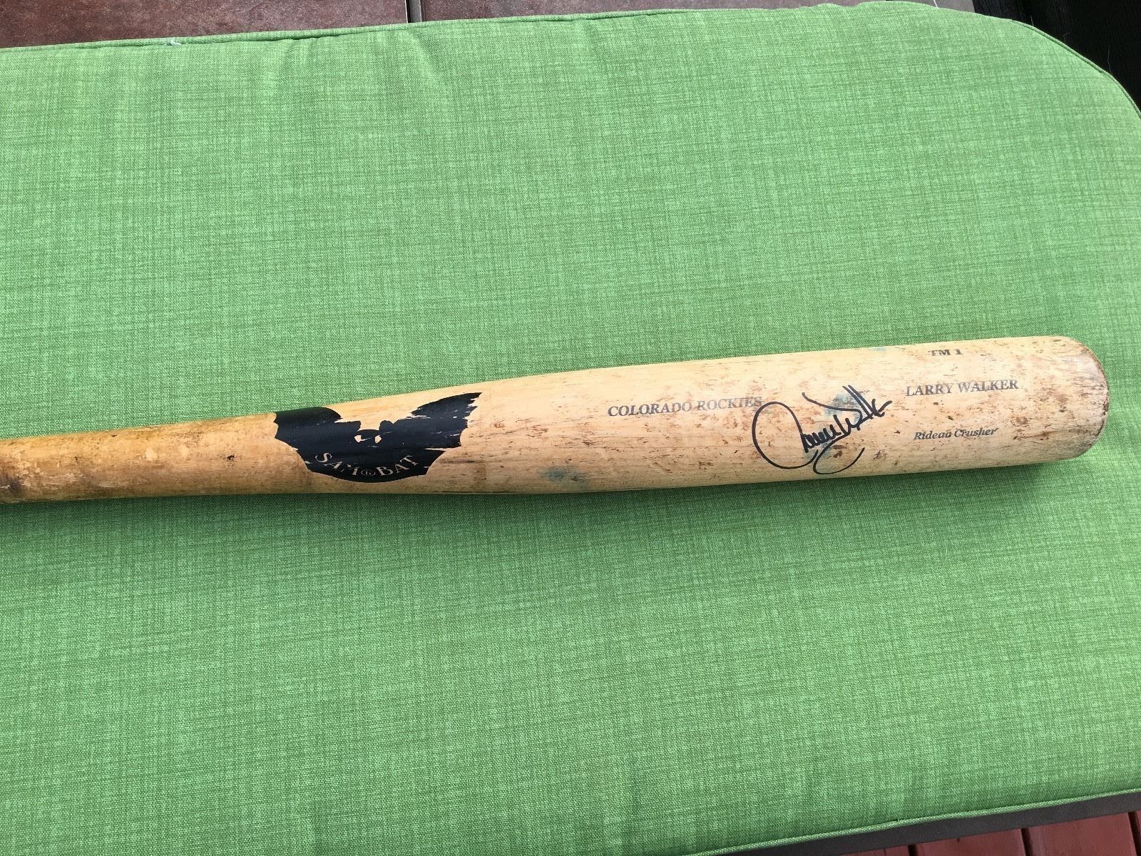 Larry Walker signed game used Sam Bat. Rockies, Cardinals, Expos