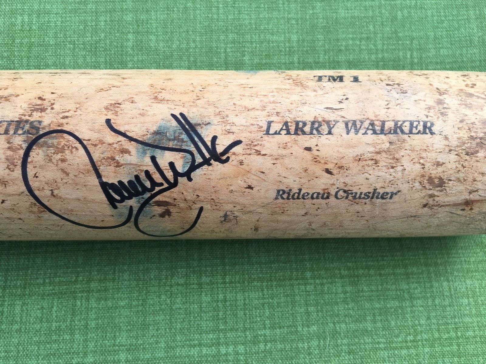 Larry Walker signed game used Sam Bat. Rockies, Cardinals, Expos