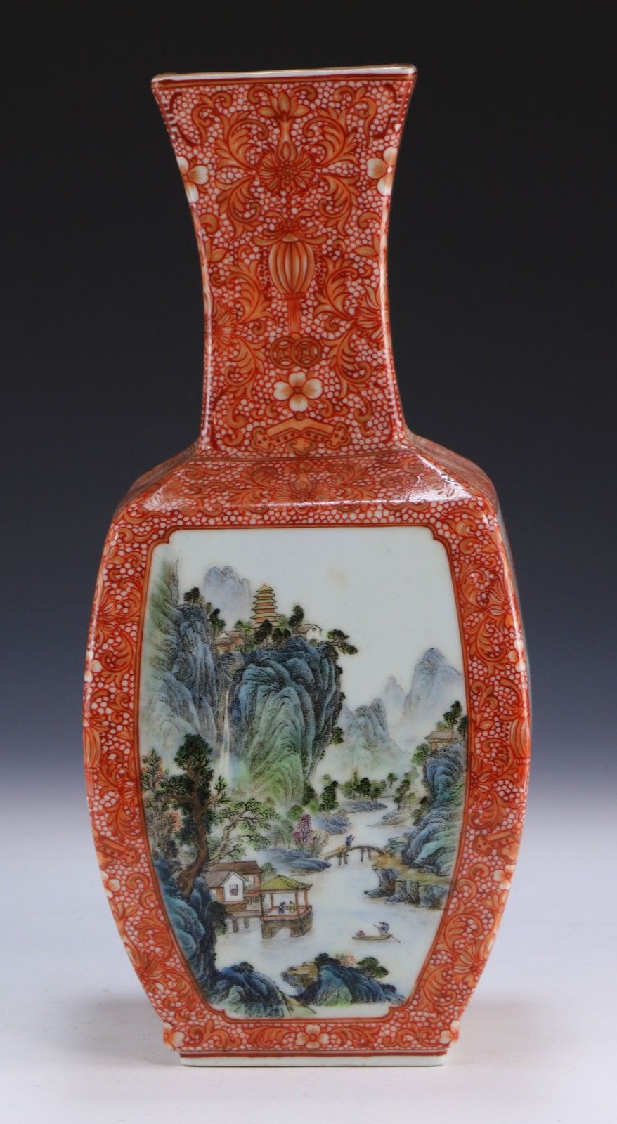 A CHINESE ANTIQUE FAMILLE ROSE PORCELAIN VASE