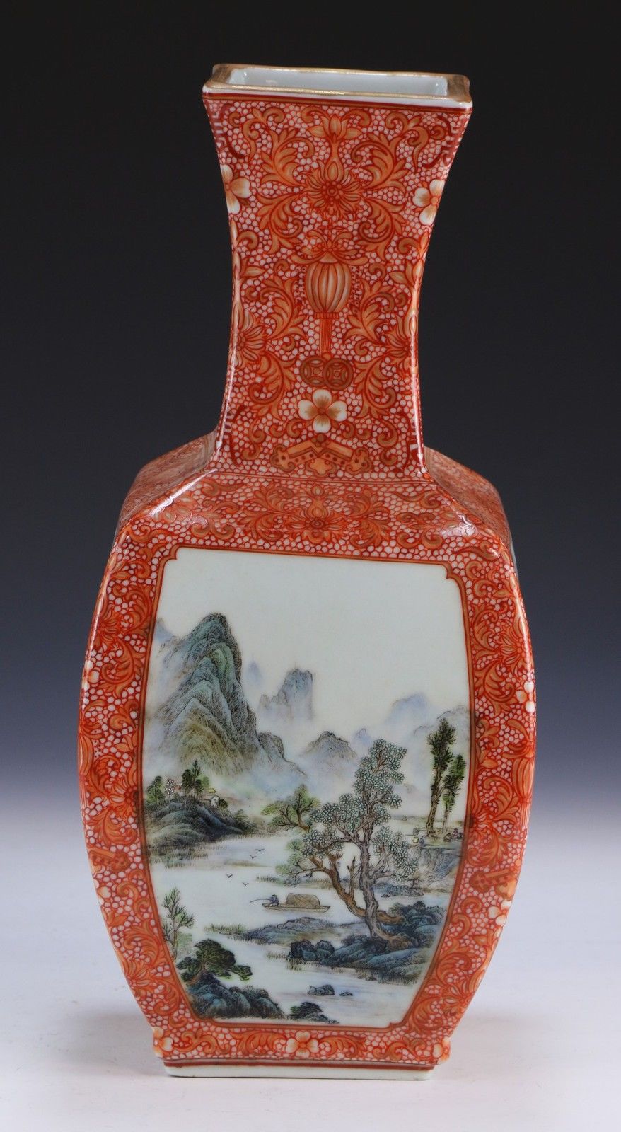 A CHINESE ANTIQUE FAMILLE ROSE PORCELAIN VASE