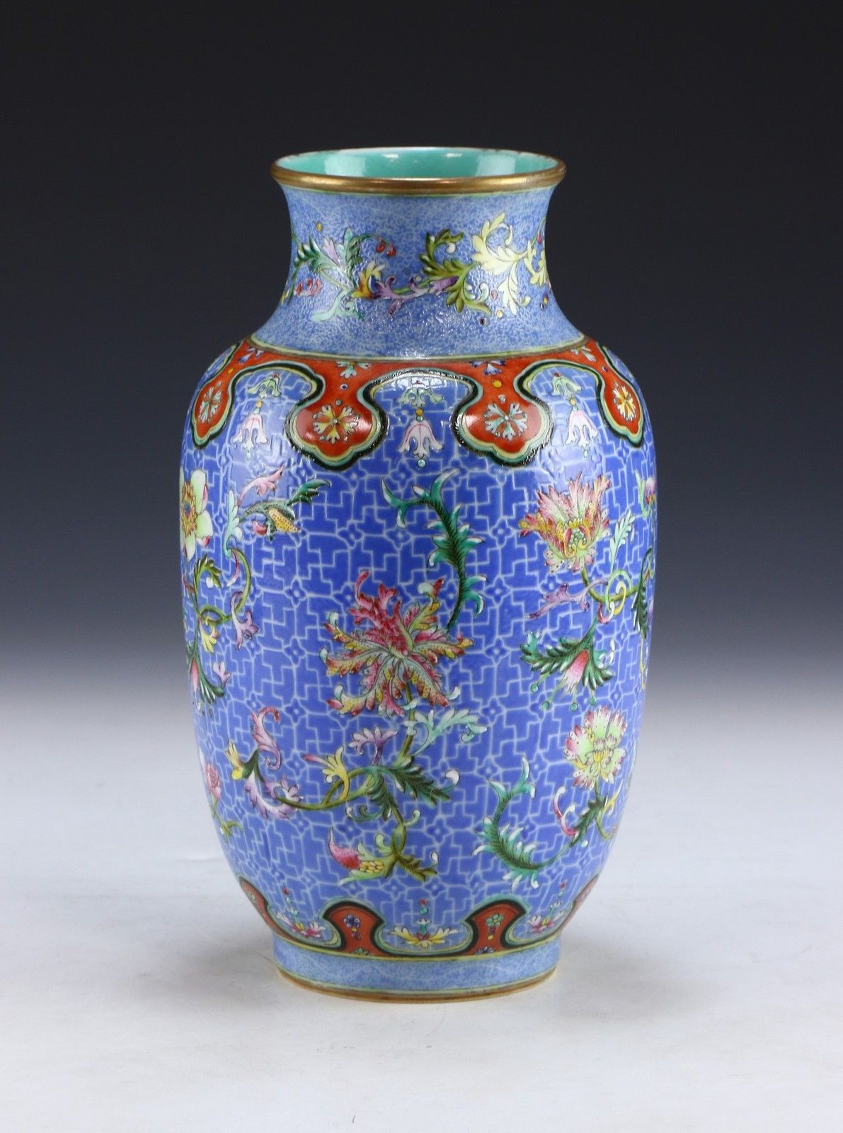 A CHINESE ANTIQUE FAMILLE ROSE PORCELAIN VASE