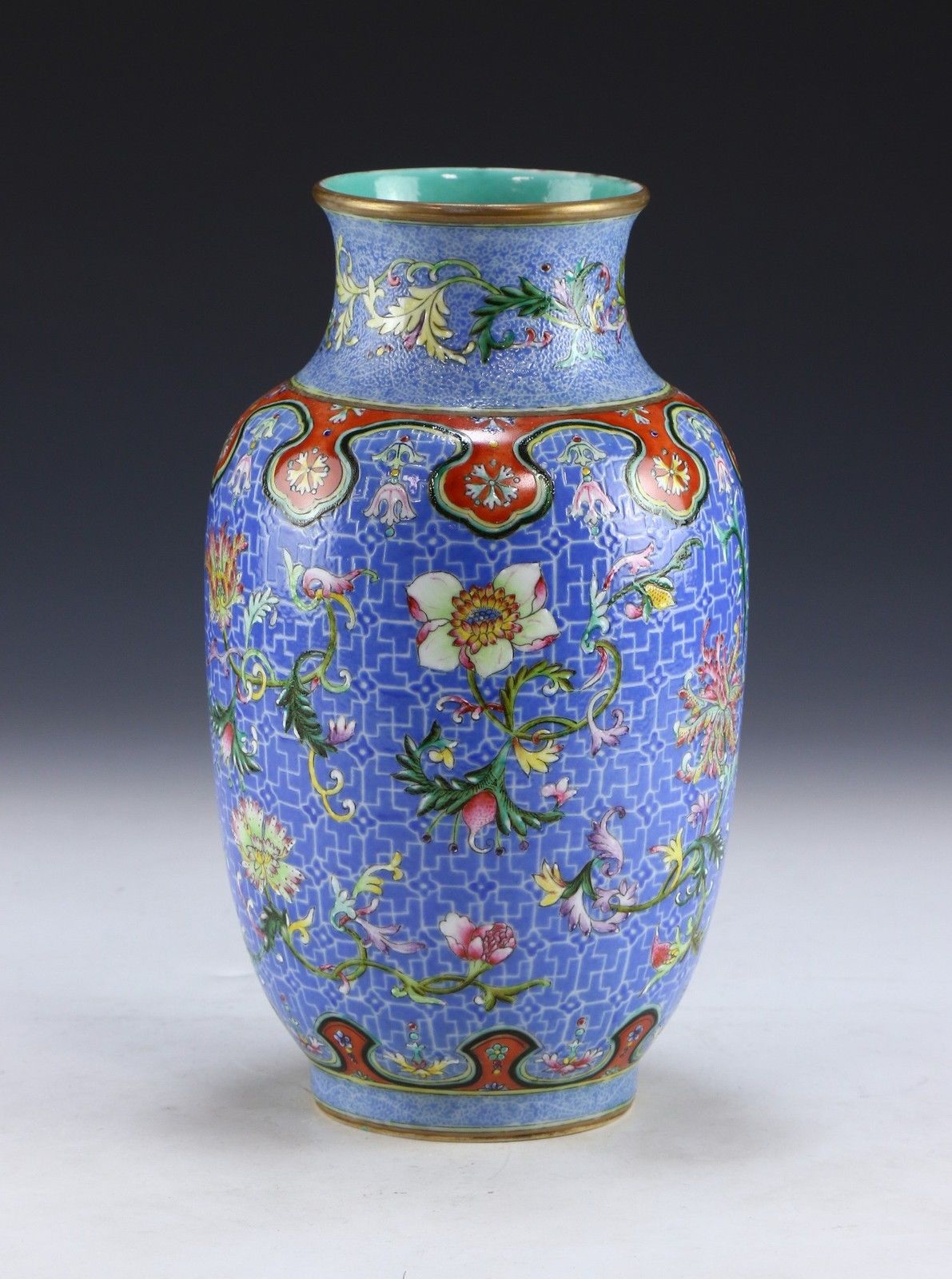 A CHINESE ANTIQUE FAMILLE ROSE PORCELAIN VASE