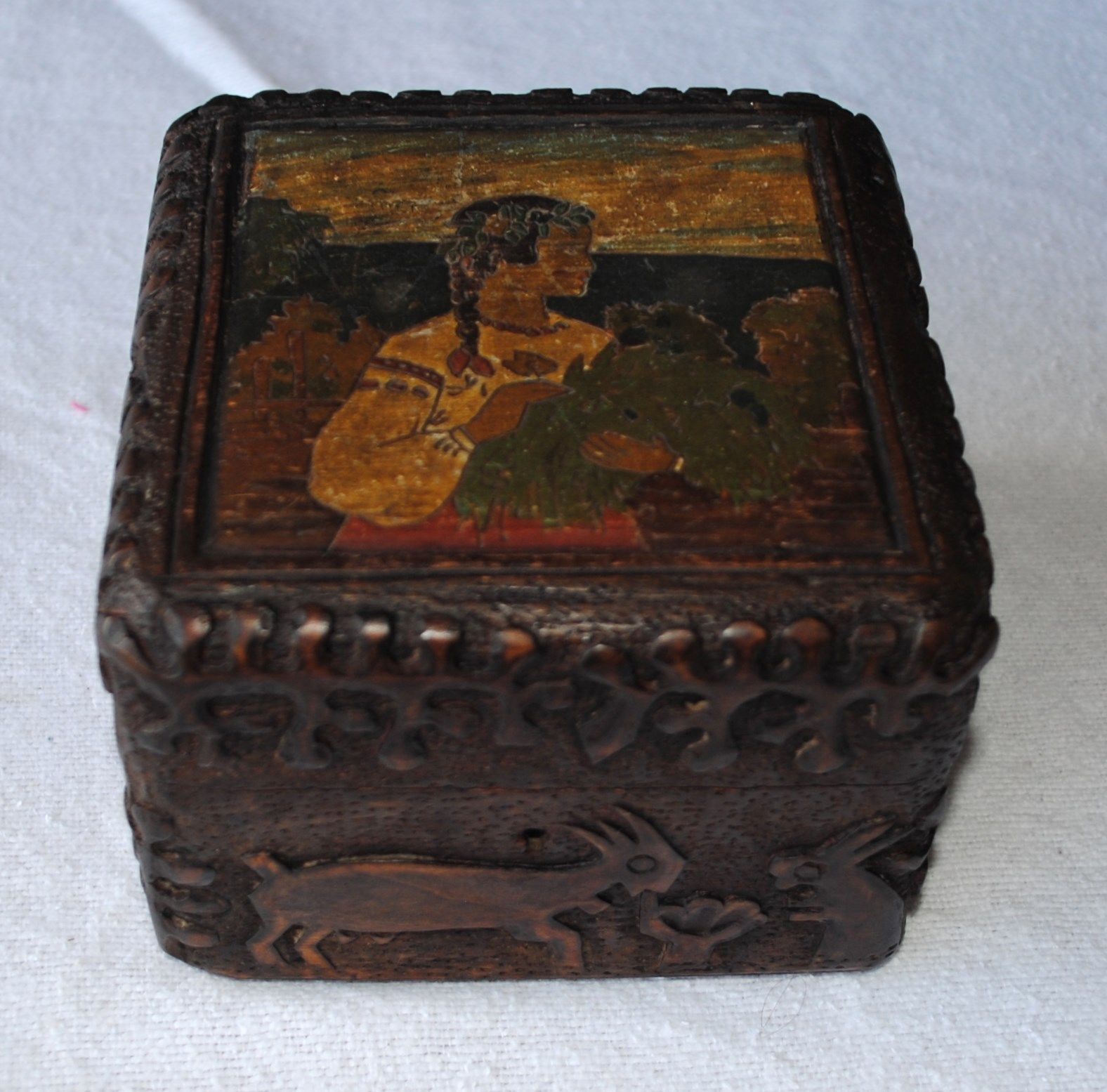 ANTIQUE RUSSIAN WOODEN CARVED / PAINTED BOX FOLK ART