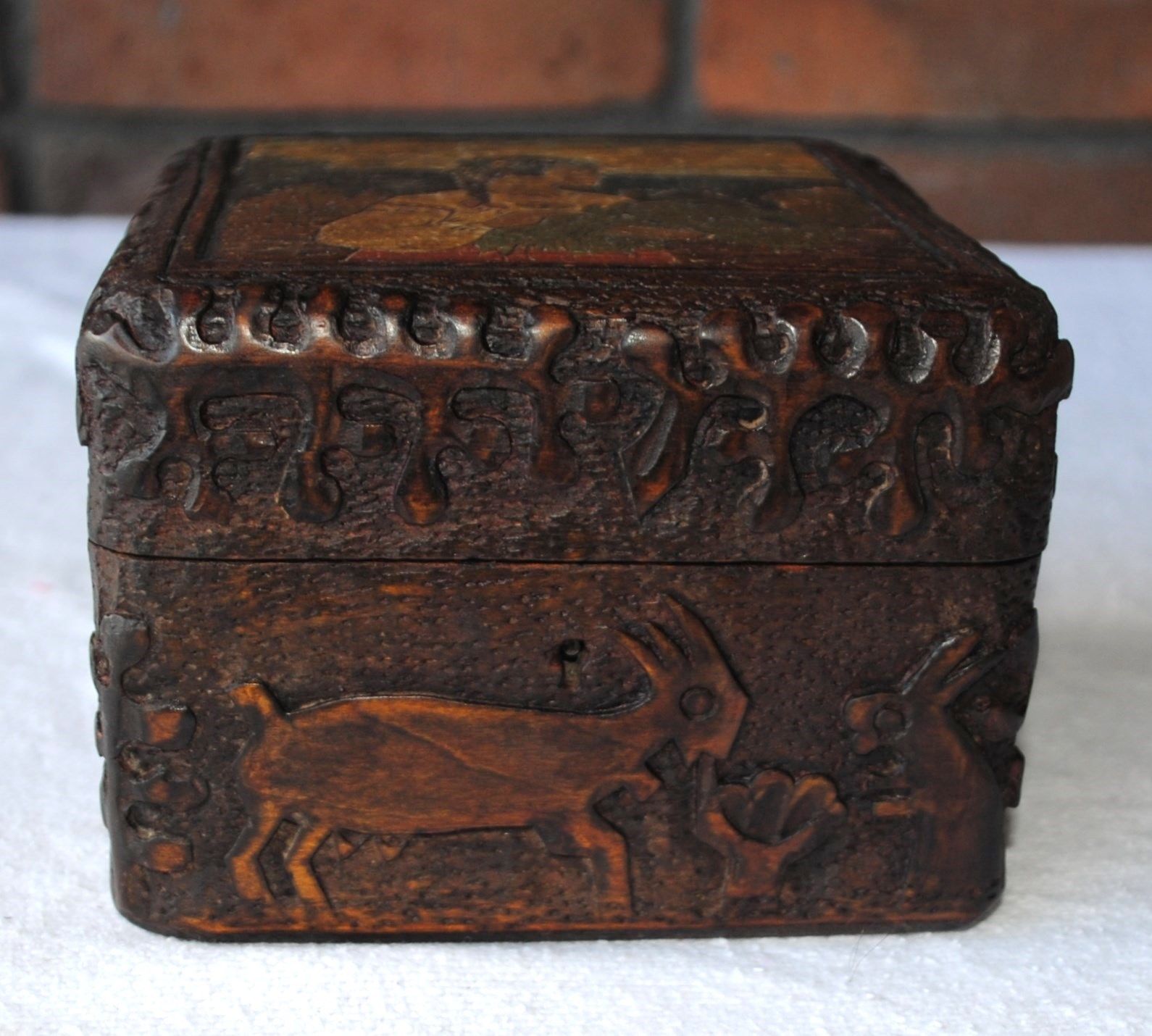 ANTIQUE RUSSIAN WOODEN CARVED / PAINTED BOX FOLK ART