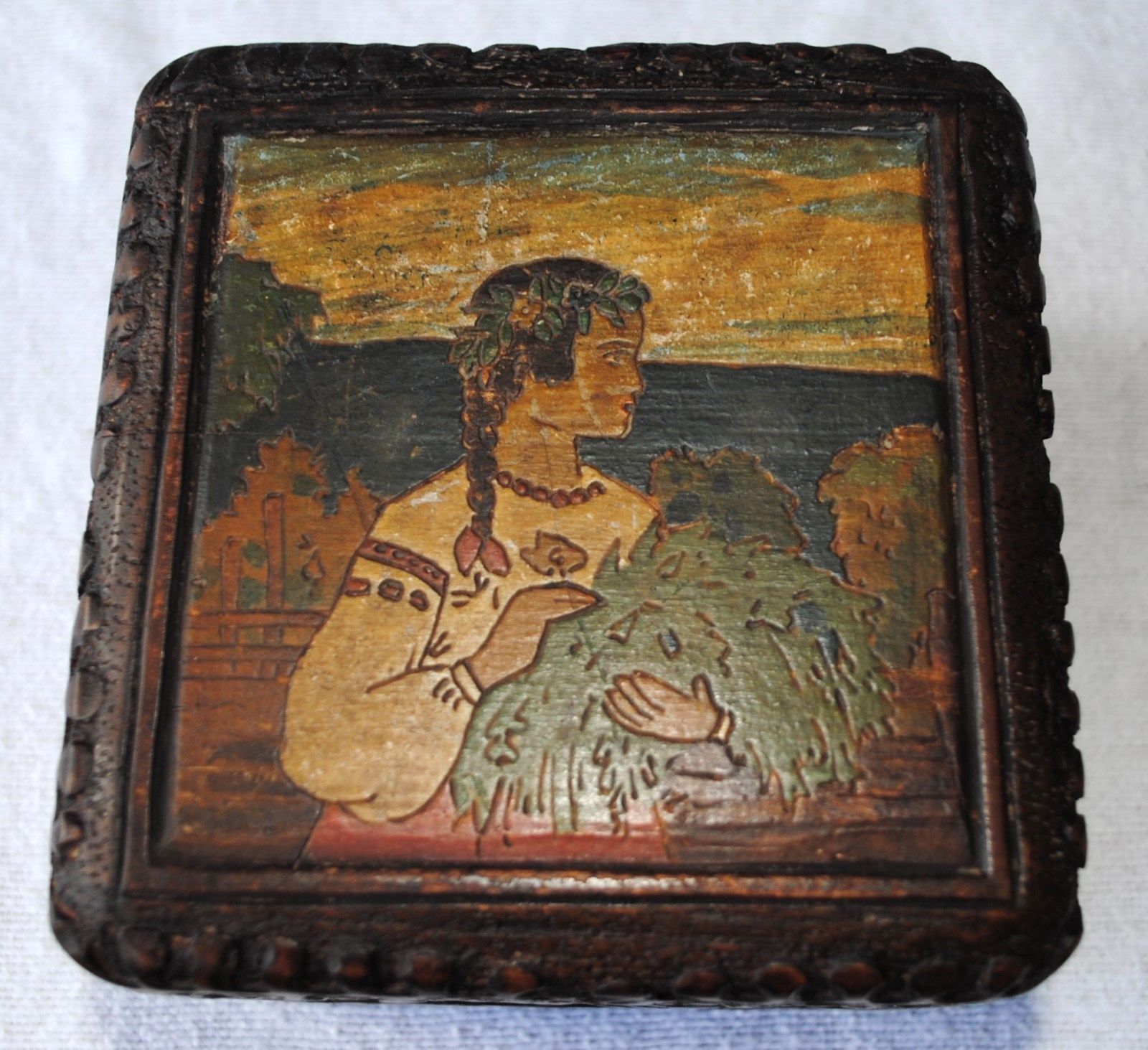 ANTIQUE RUSSIAN WOODEN CARVED / PAINTED BOX FOLK ART