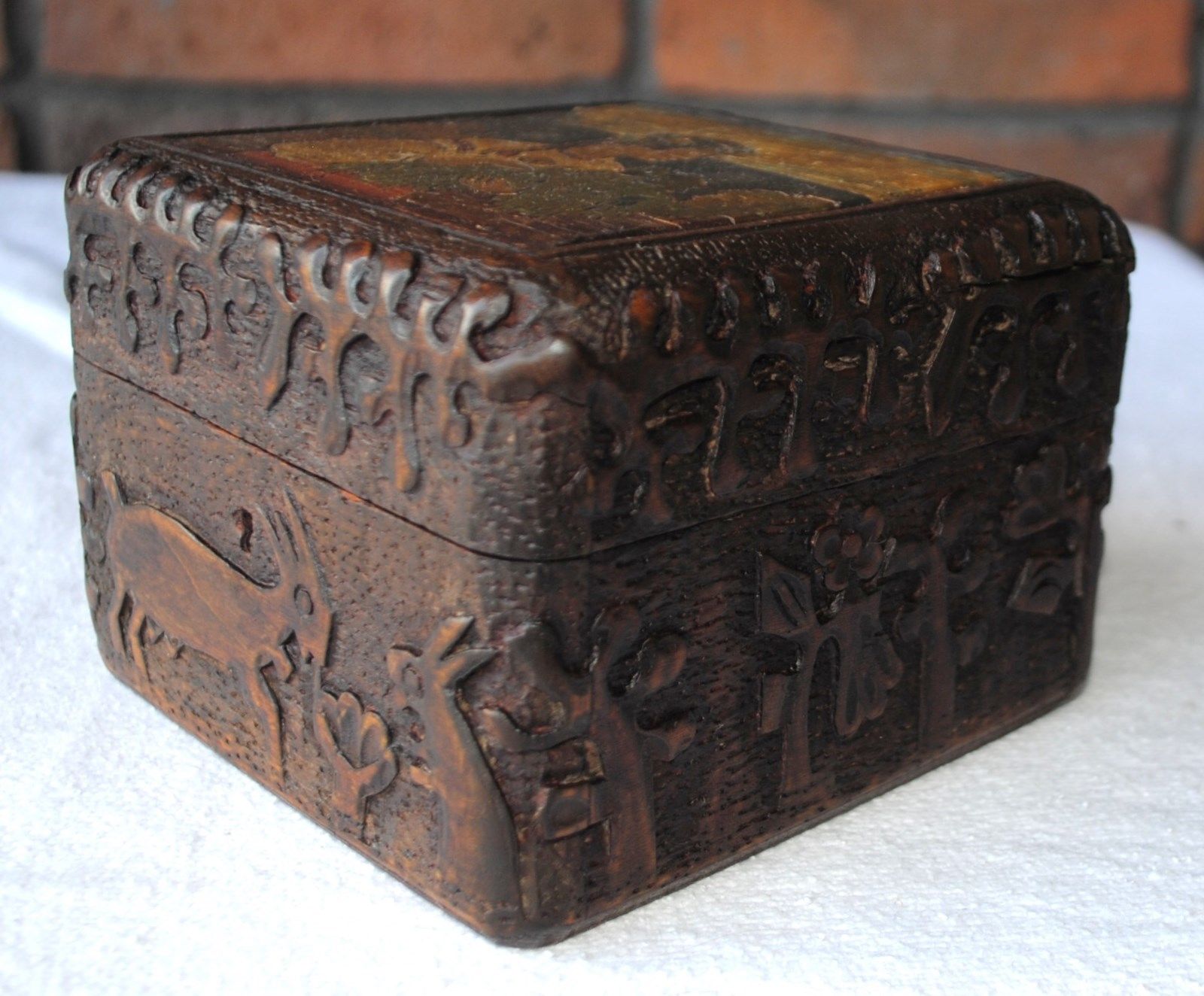 ANTIQUE RUSSIAN WOODEN CARVED / PAINTED BOX FOLK ART