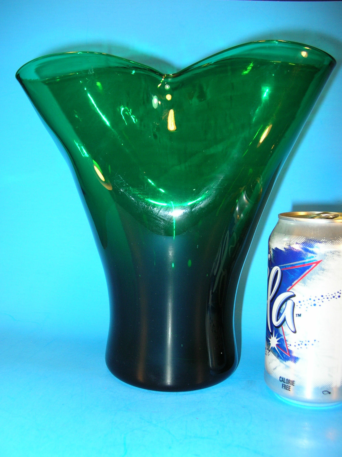 Vintage 10" Tall EMERALD GREEN ART GLASS PINCH VASE ...?BLENKO?