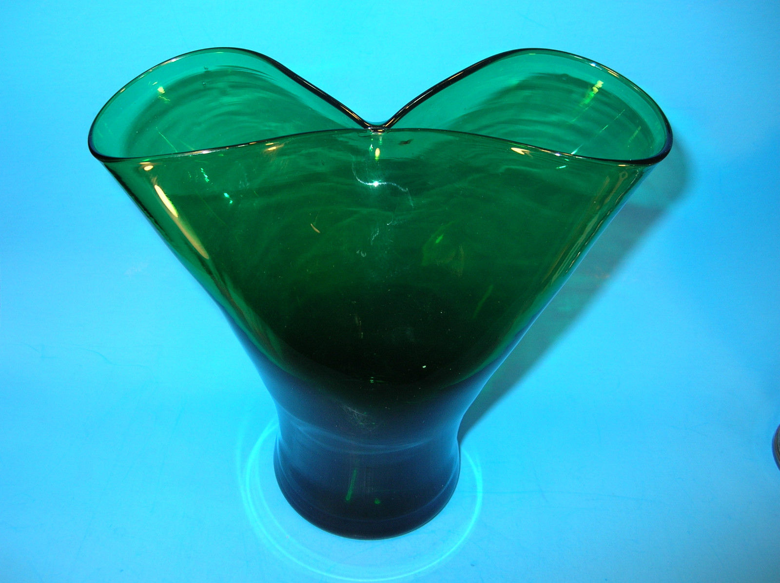 Vintage 10" Tall EMERALD GREEN ART GLASS PINCH VASE ...?BLENKO?