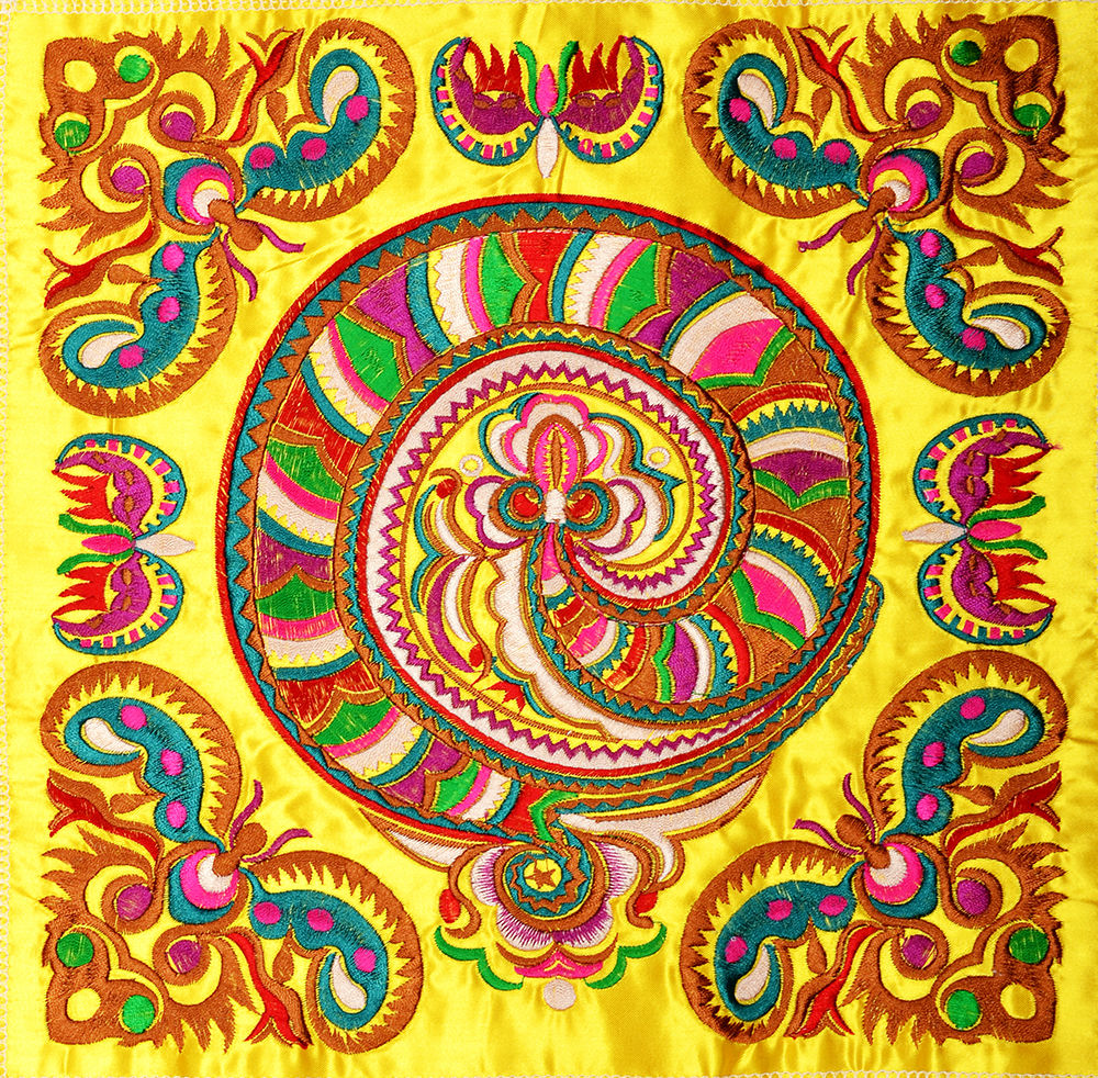 FINISHED CHINA ABORIGINAL QUILT FABRIC EMBROIDERY PATCH PAINTING : SNAKE MADALA