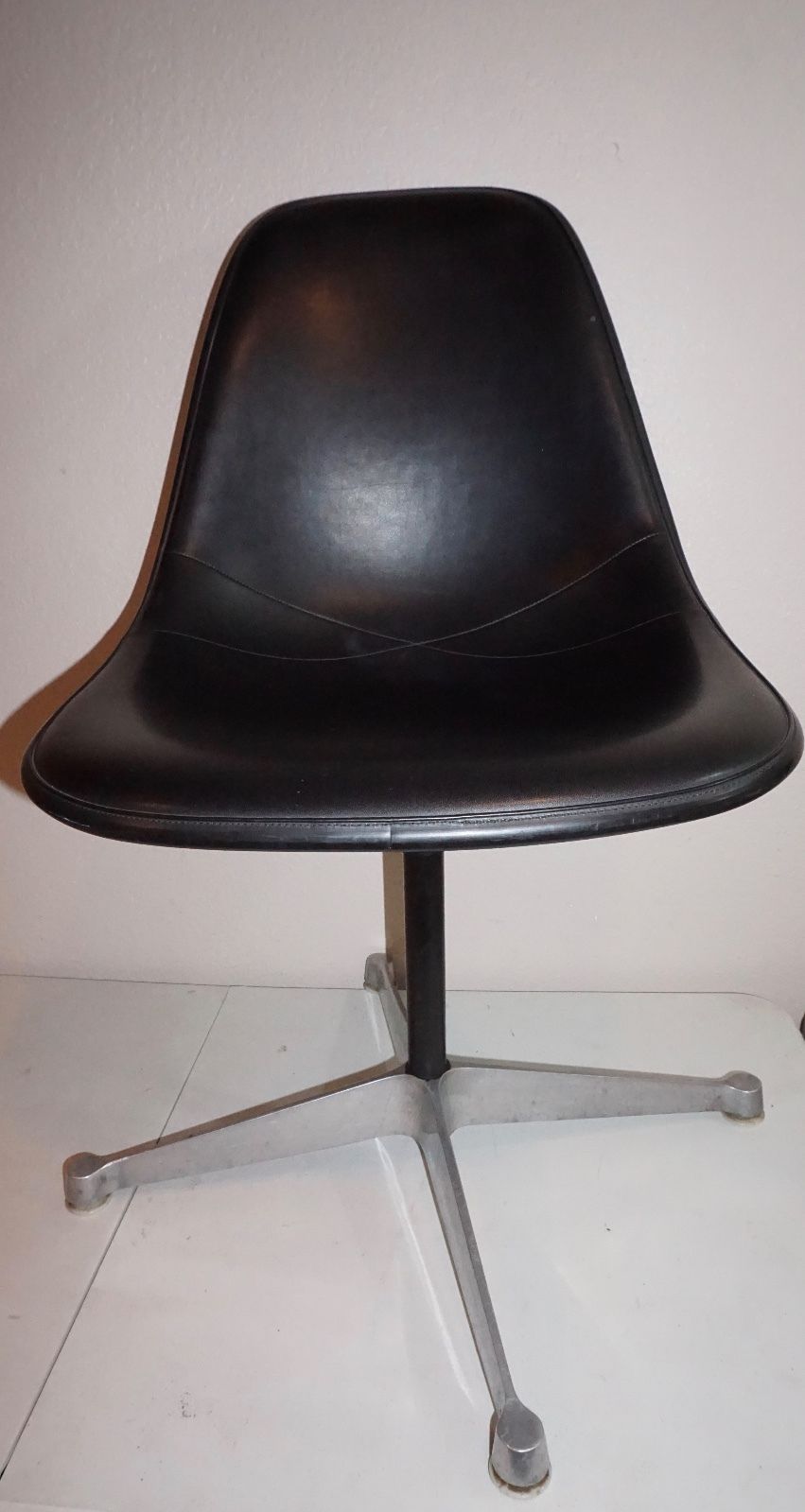 Vintage Eames Herman Miller Alexander Black Naugahyde Swivel Chair IBM